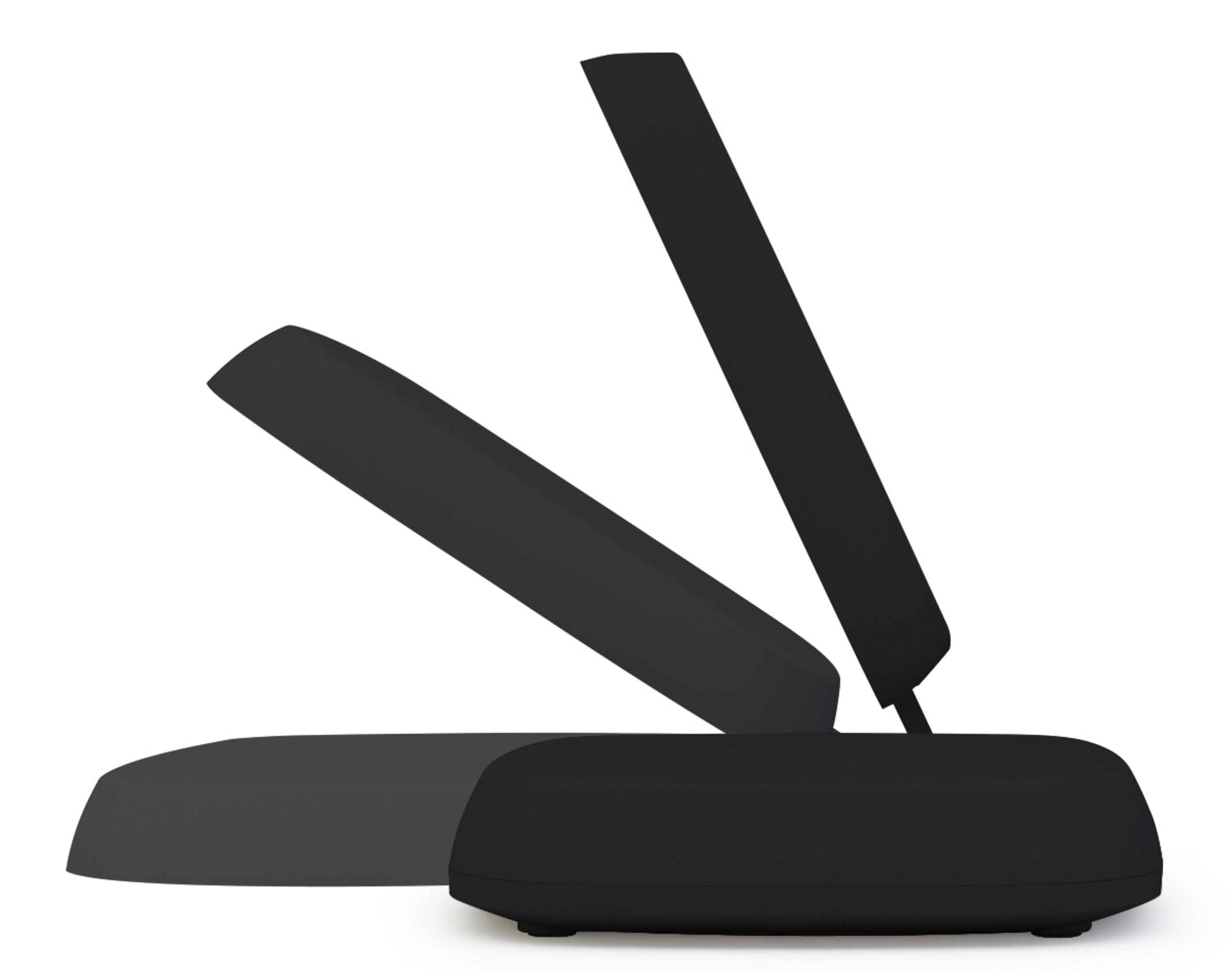 Ein schwarzer Router mit zwei Antennen in verschiedenen Positionen.
