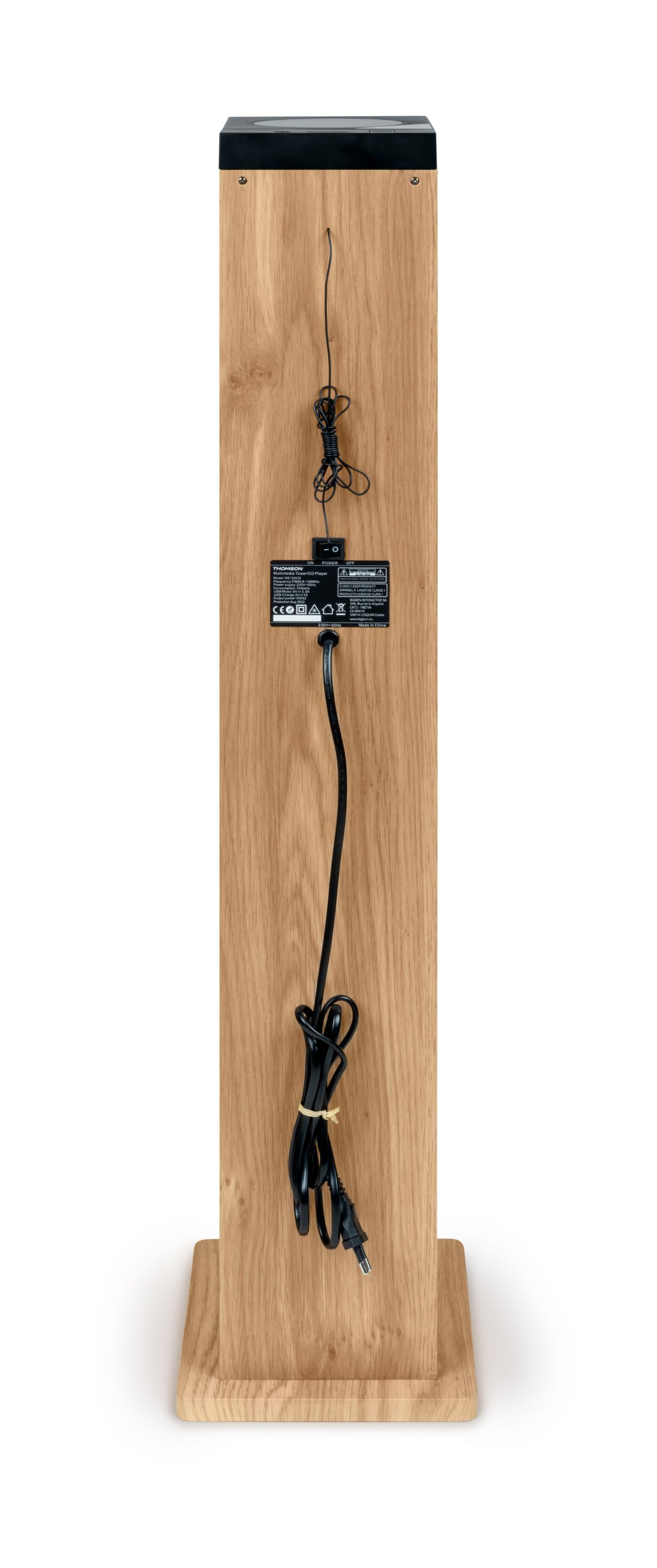 Tył głośnika z połączeniami i logo, na drewnianym stojaku.