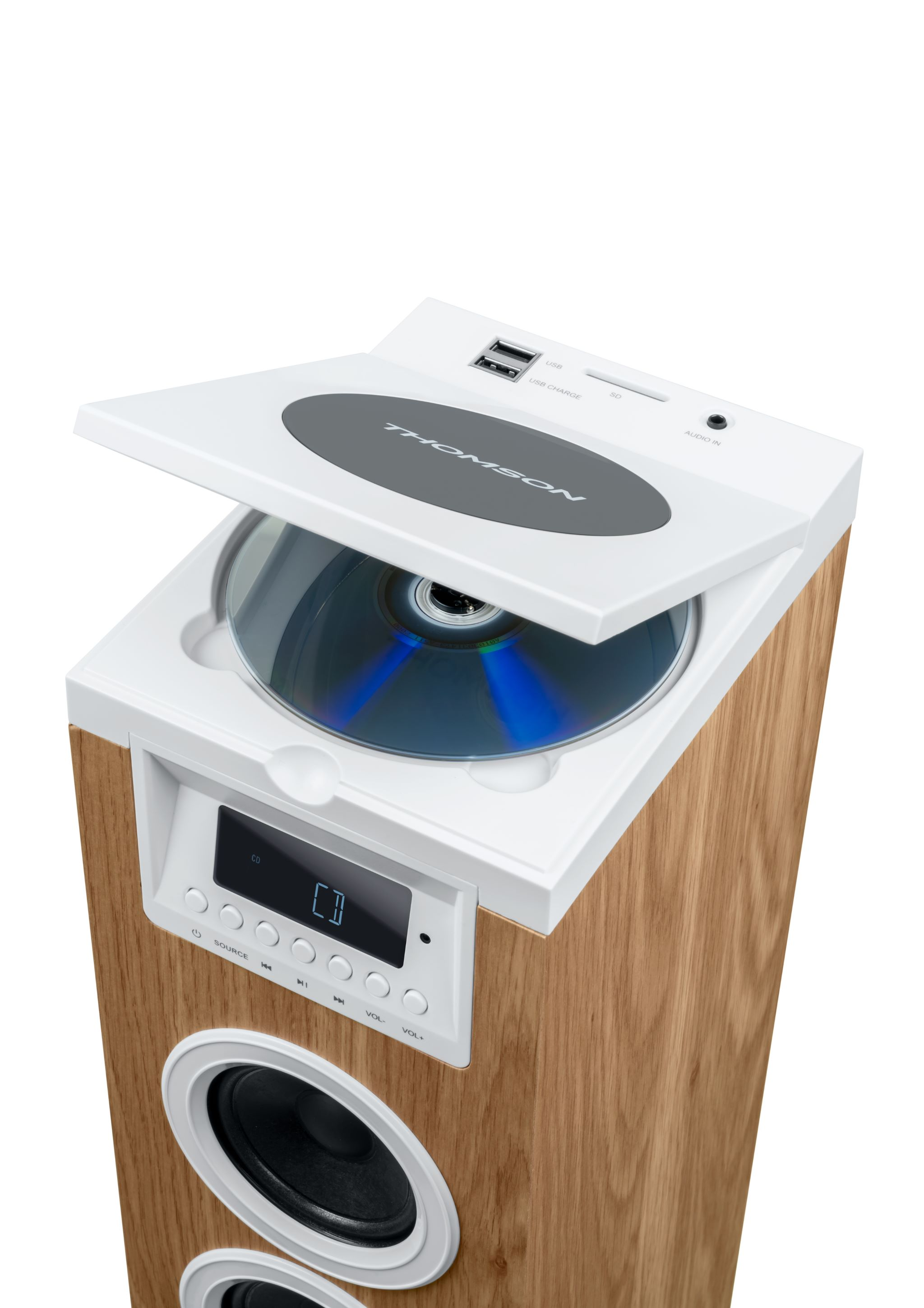 Biały i drewniany głośnik z otwartym slotem na CD, pokazujący płytę CD.