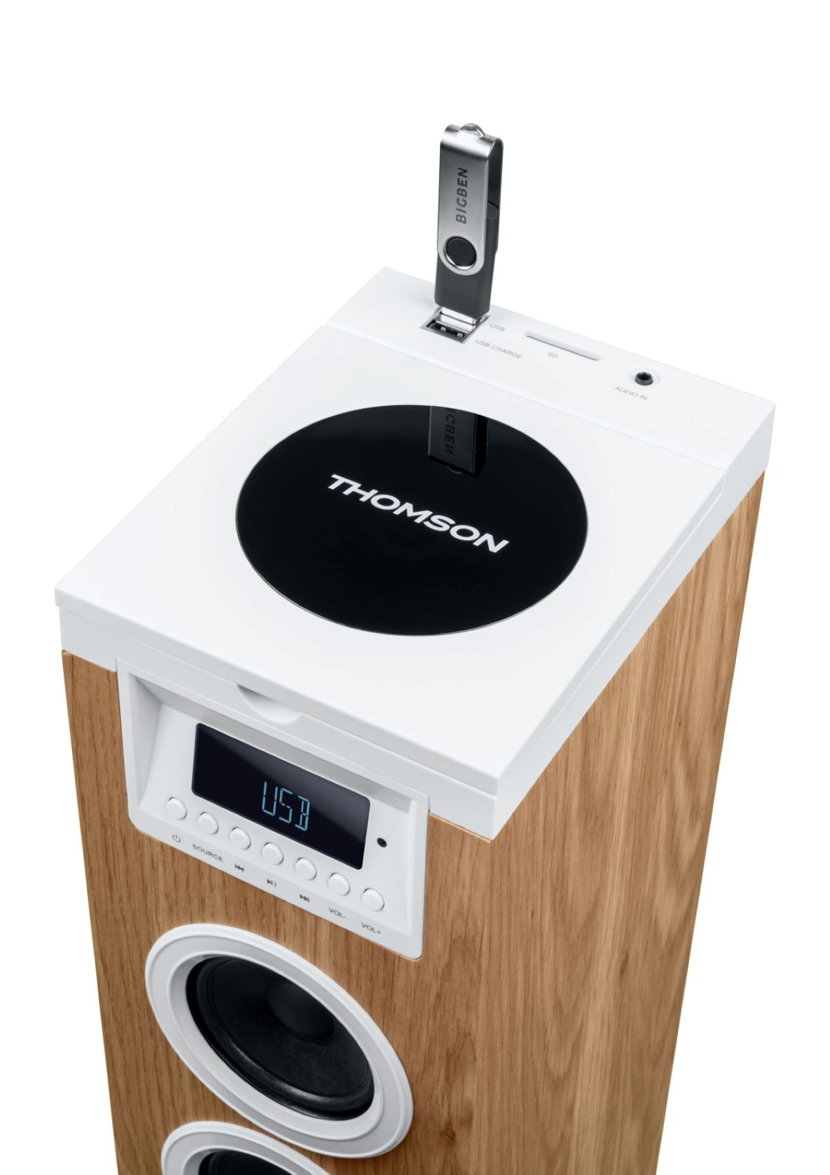 Biały i drewniany głośnik z włożonym pendrivem. Widoczny port USB i przyciski.