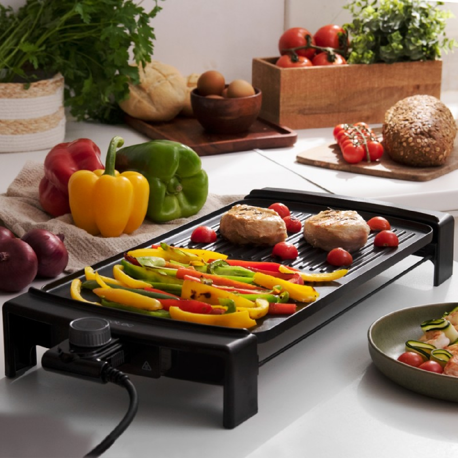 Verduras y carne a la parrilla. Otros ingredientes en el fondo.