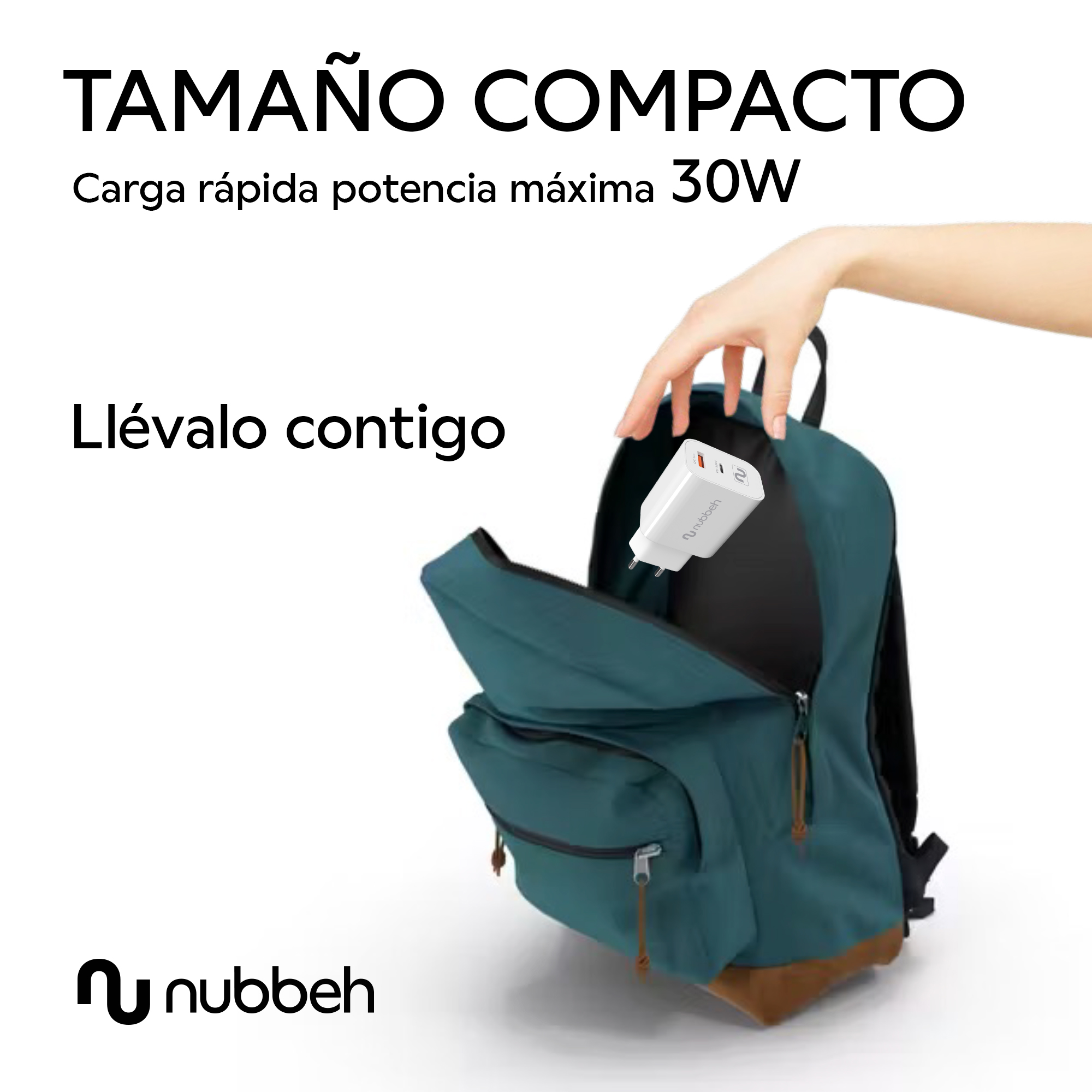 Una mano colocando un cargador blanco en una mochila. Texto dice "Tamaño compacto" y "Llévatelo contigo".
