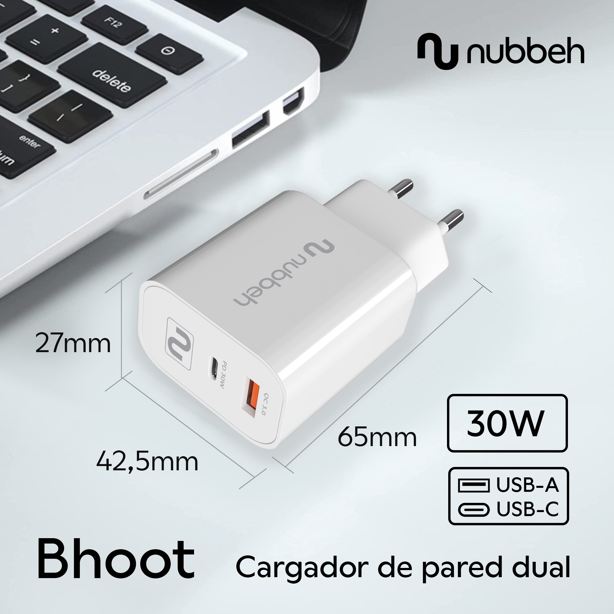 Cargador blanco, dimensiones mostradas. Portátil al fondo.
