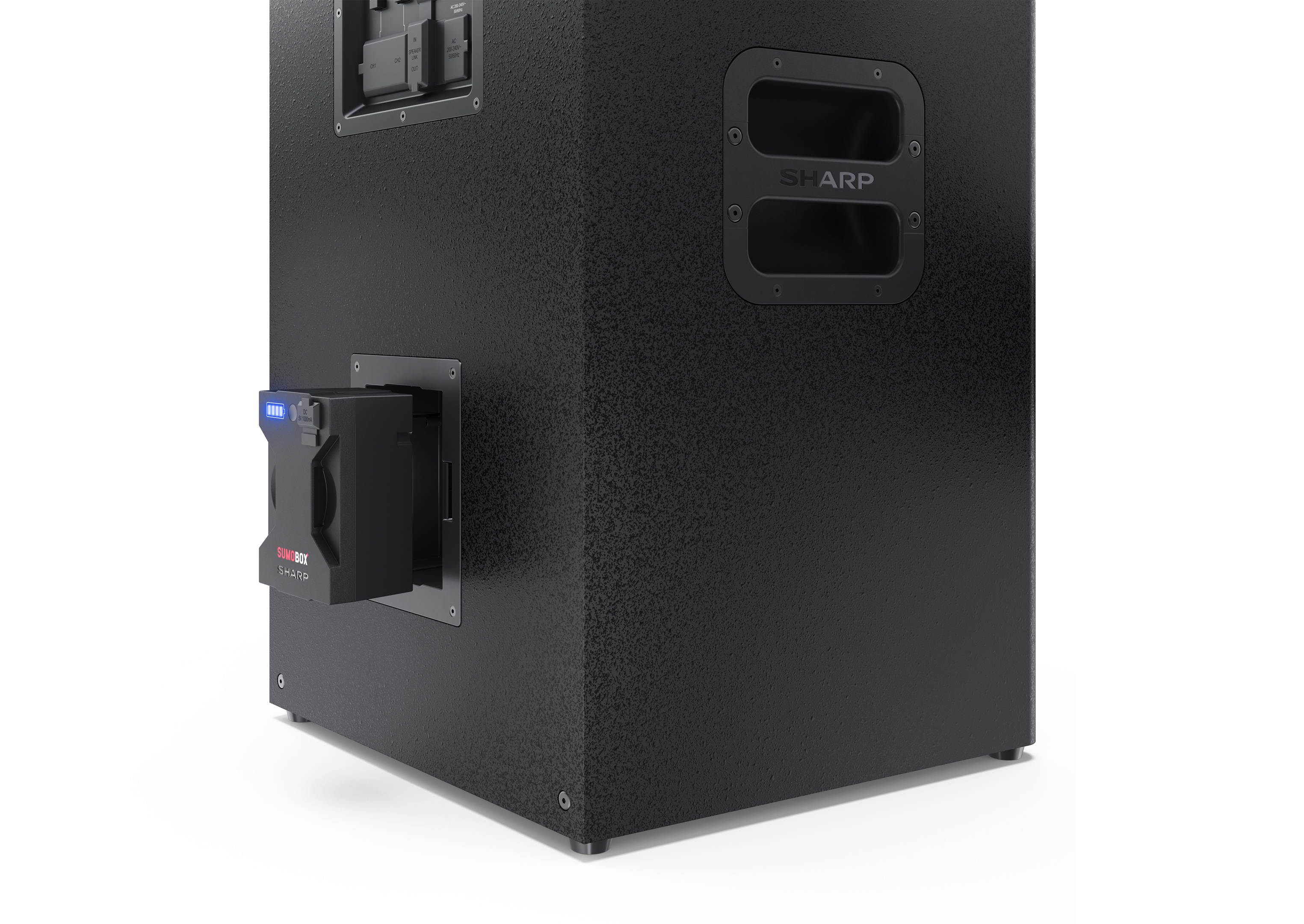 Un altoparlante nero strutturato con un pacco batteria collegato. Il logo SHARP è visibile.
