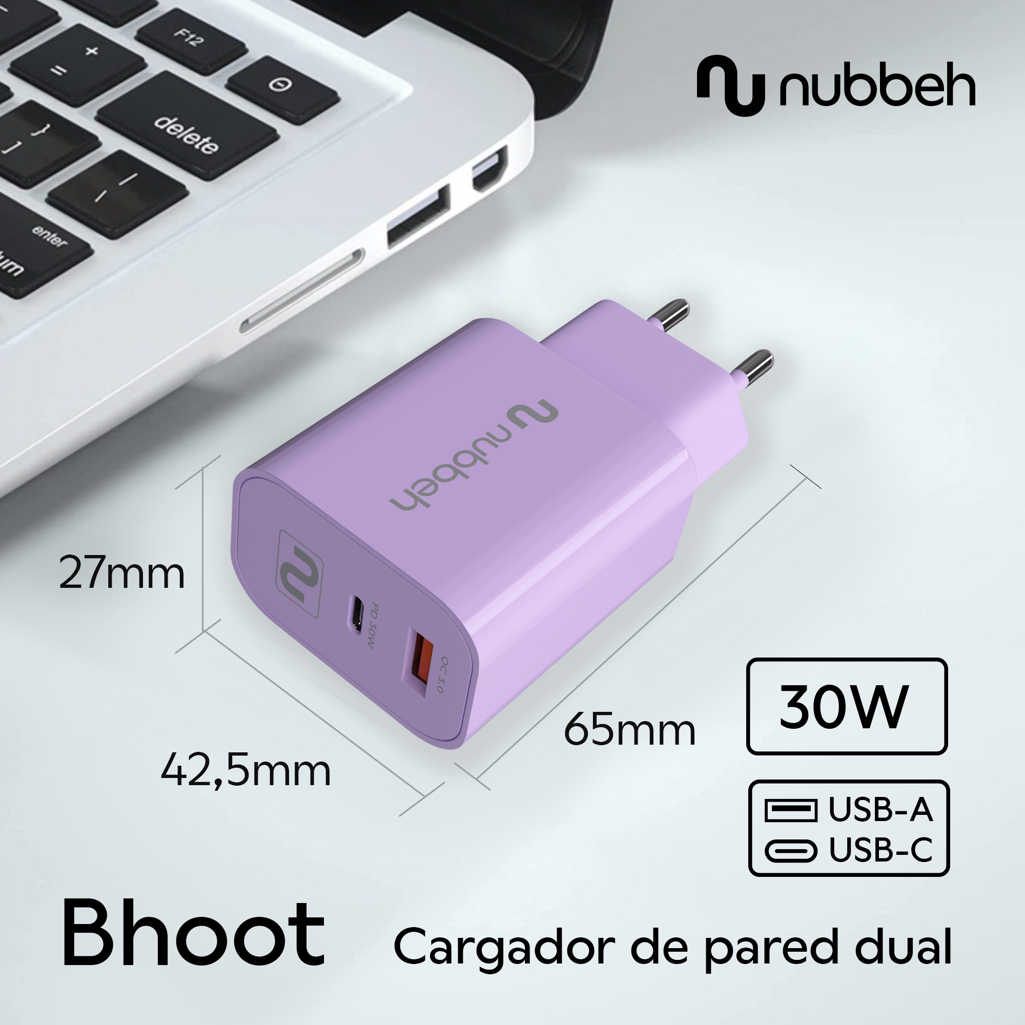 Un cargador de pared morado con un portátil y dimensiones en el lateral. Tiene puertos USB-A y USB-C.
