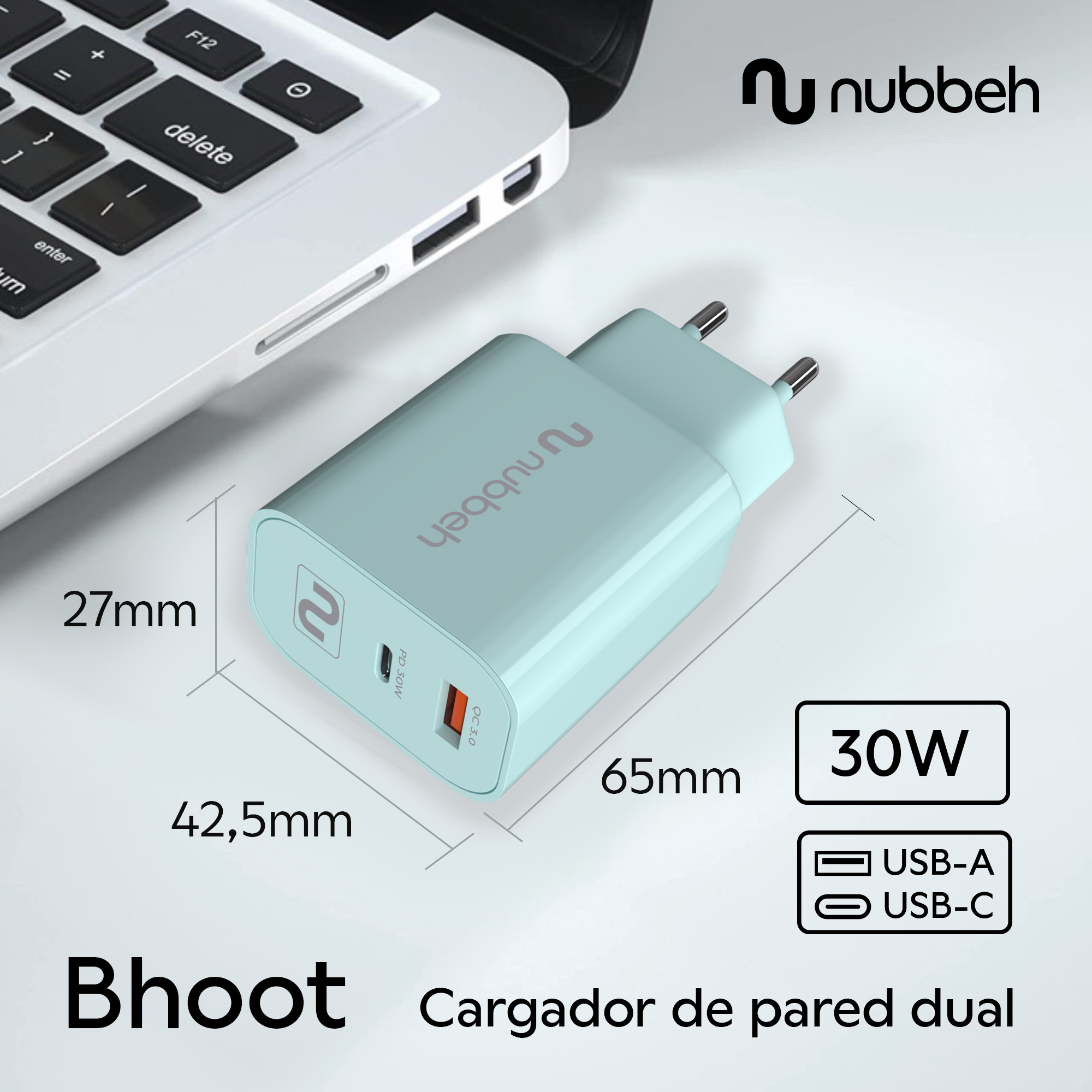 Un cargador de pared turquesa con dimensiones. Hay un portátil en el fondo.
