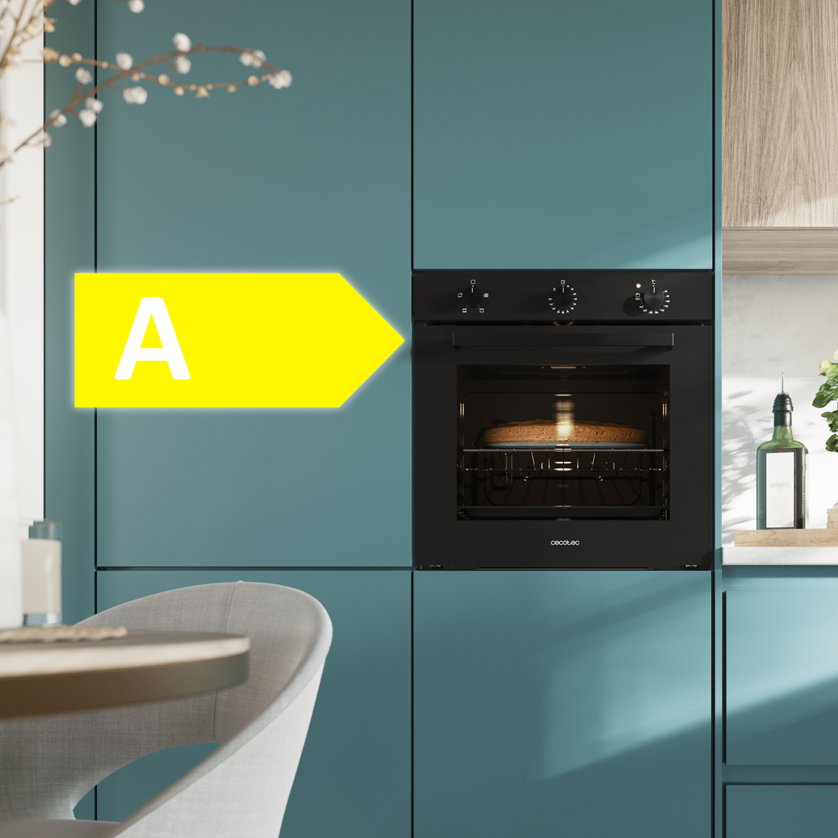 Horno negro empotrado en gabinetes turquesa, con etiqueta de eficiencia energética amarilla. Horneando pastel.