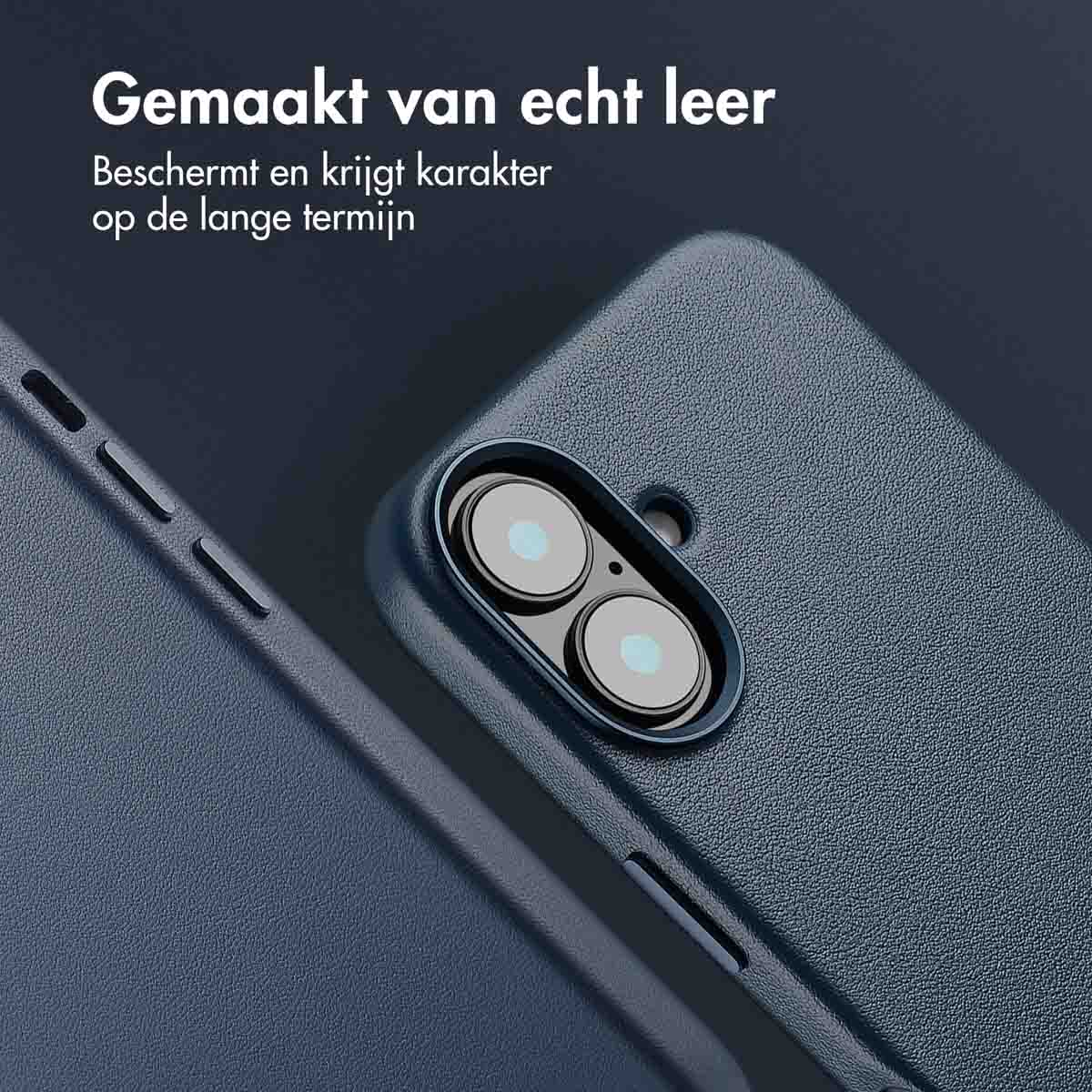 Gros plan d'une coque de téléphone, en cuir. Bleu foncé, deux objectifs d'appareil photo visibles. Texte en néerlandais.