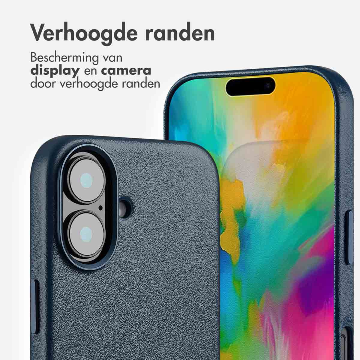 Gros plan sur un étui de téléphone avec un téléphone. L'étui est bleu foncé, avec une découpe pour l'appareil photo.