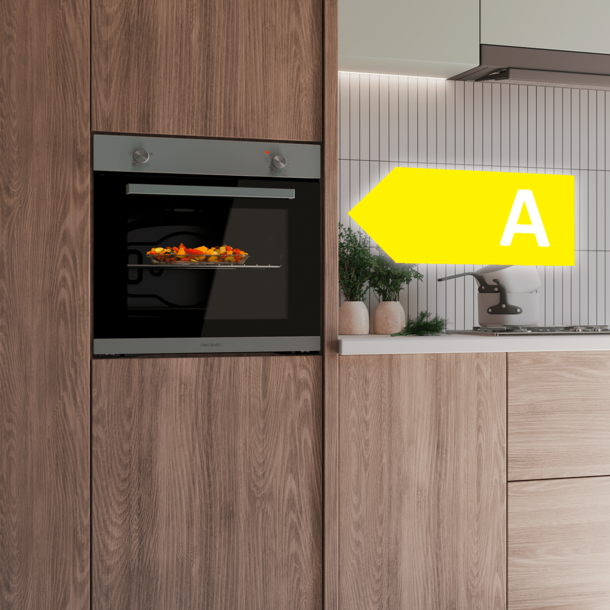 Un horno empotrado en un mueble de cocina de madera. Una etiqueta de clasificación energética A está en la pared.