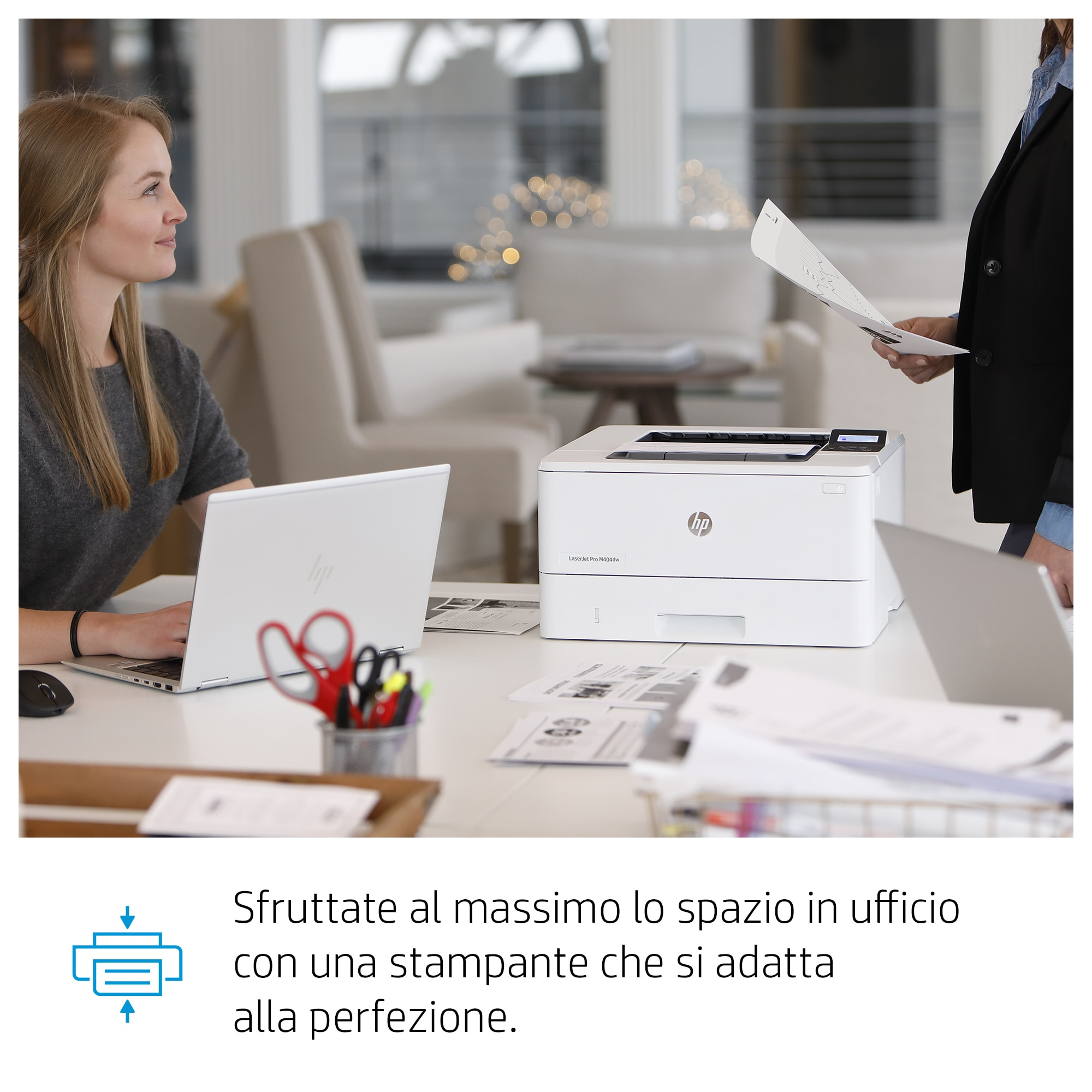 Zwei Personen in einem Büro mit einem weißen Drucker. Text: Machen Sie das Beste aus Ihrem Büroraum.