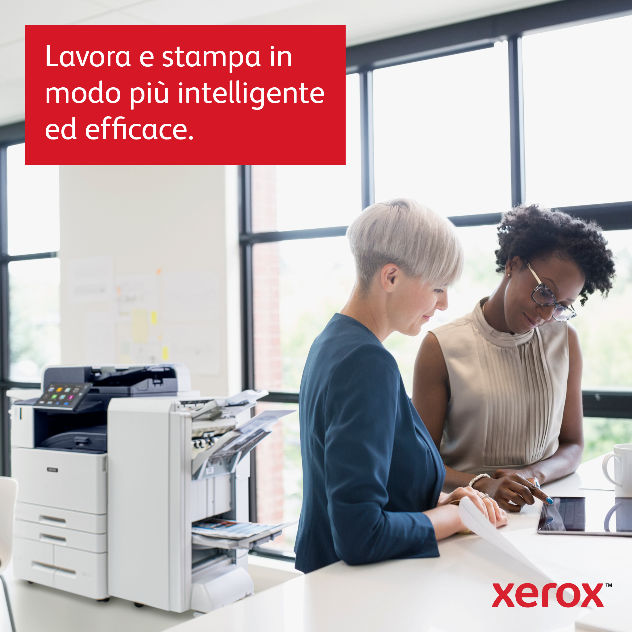 Dos mujeres trabajando en una mesa con una impresora Xerox. El texto dice 'Trabaja e imprime de forma más inteligente y eficiente'.