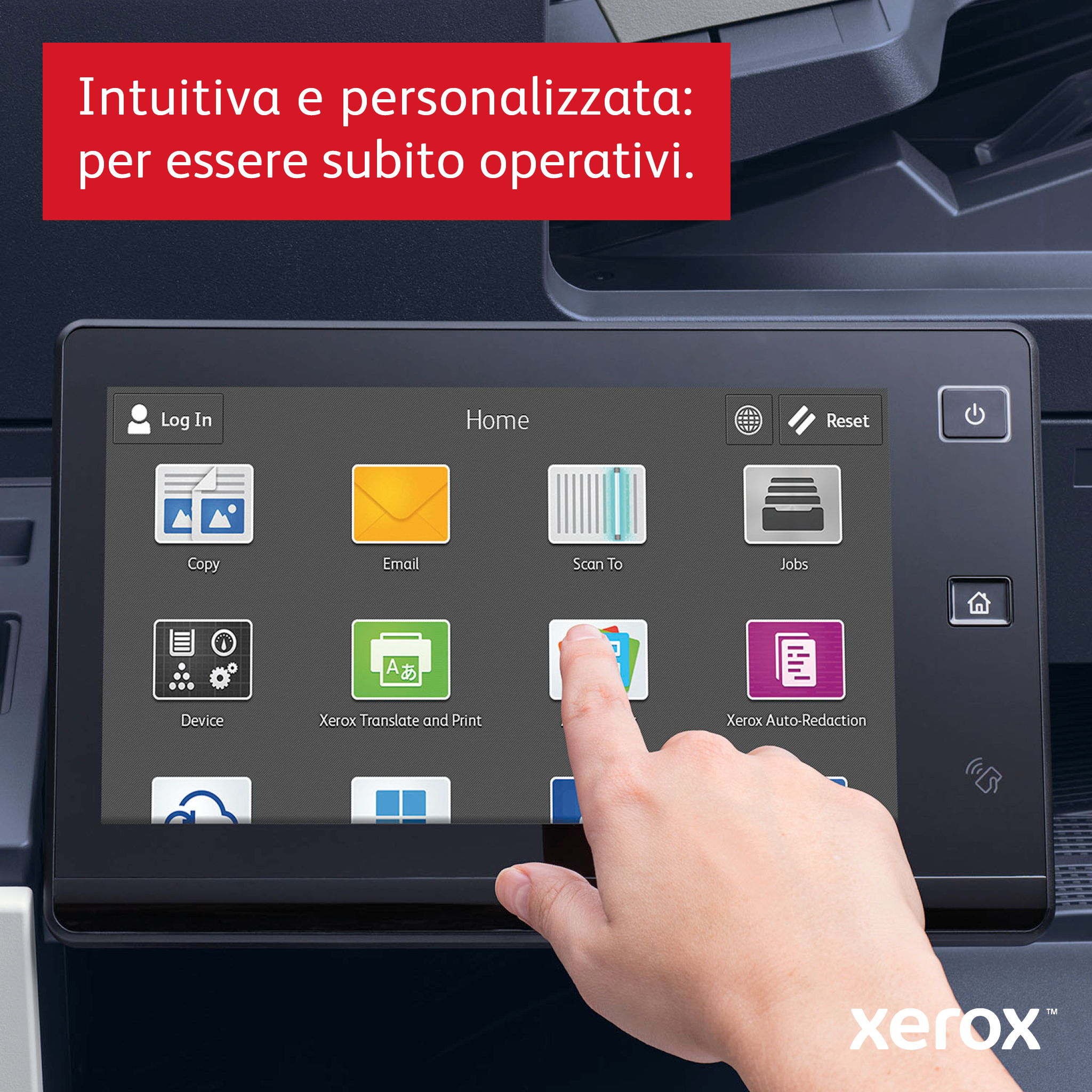 Mano tocando pantalla de máquina Xerox. Otros iconos en pantalla.