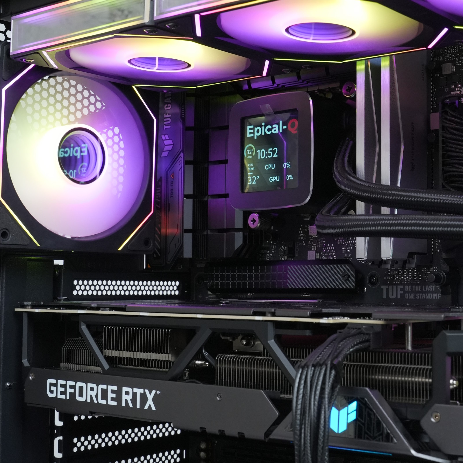 Dentro de una computadora con ventiladores, una pantalla y una tarjeta gráfica 'GEFORCE RTX', con RGB.