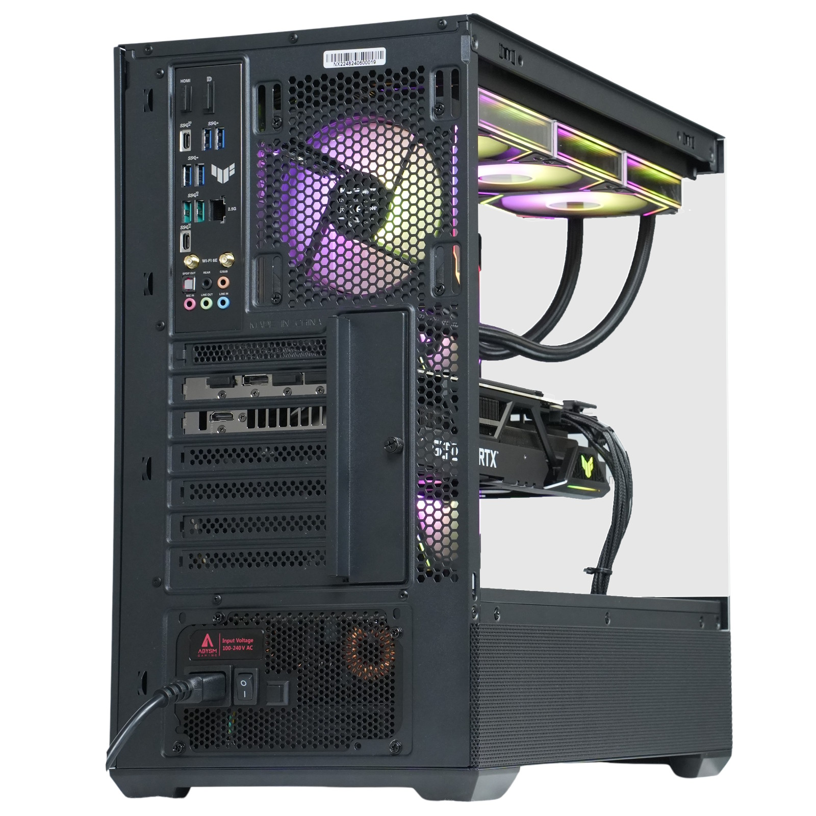 Interior de una carcasa de computadora con componentes visibles. Incluye una GPU, ventiladores y varios puertos.