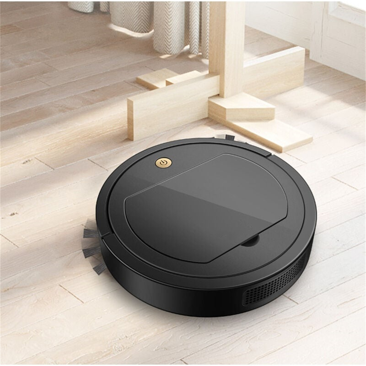 Ein schwarzer Roboter-Staubsauger auf einem Holzboden, in der Nähe von Möbeln.