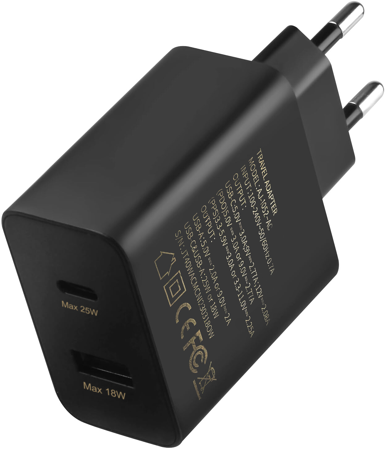 Ein schwarzer Reiseadapter mit USB- und USB-C-Anschlüssen, mit Bezeichnungen wie Max 25W und Max 18W.