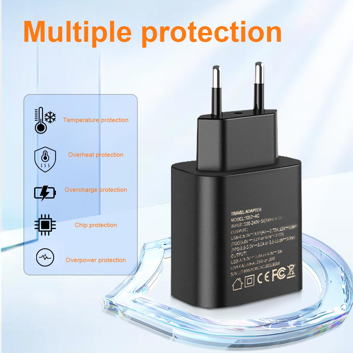 Schwarzer Netzadapter mit mehreren Schutzsymbolen und Text, mit einem blauen, wasserähnlichen Hintergrund.
