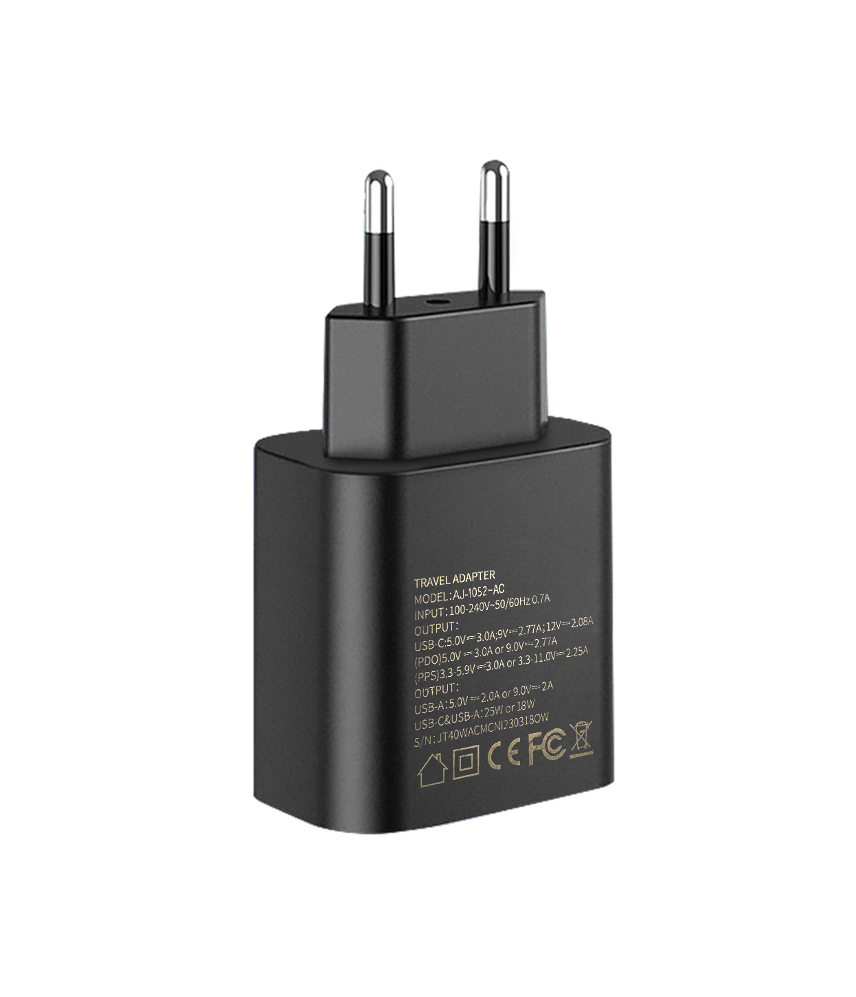 Schwarzer Reiseadapter mit Stiften. Der Adapter hat einen schwarzen Körper. Auf der Rückseite sind Spezifikationen aufgedruckt.