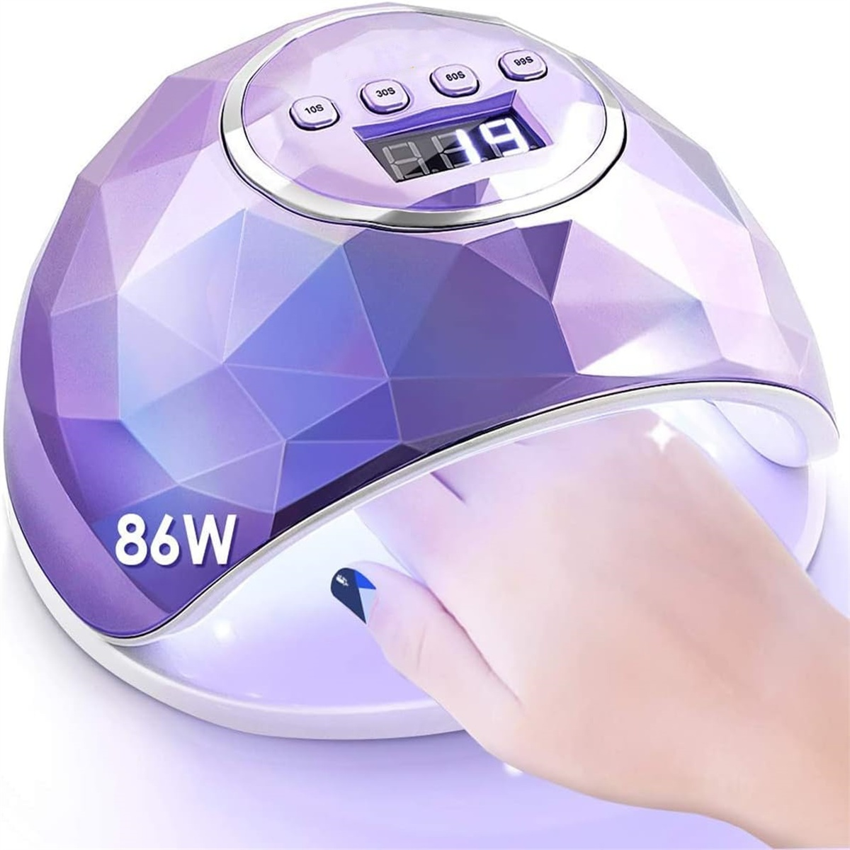Eine violette, facettierte UV-Nagellampe mit Hand und lackiertem Nagel.