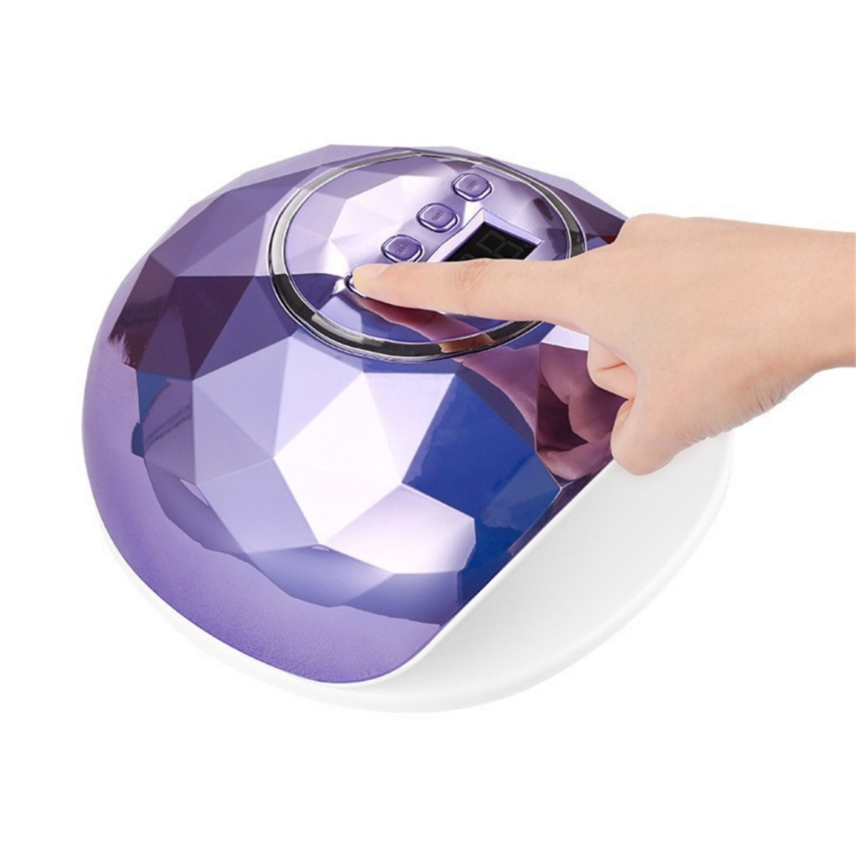 Eine lila Nagellampe, auf der eine Hand einen Knopf drückt. Sie hat eine Digitalanzeige.