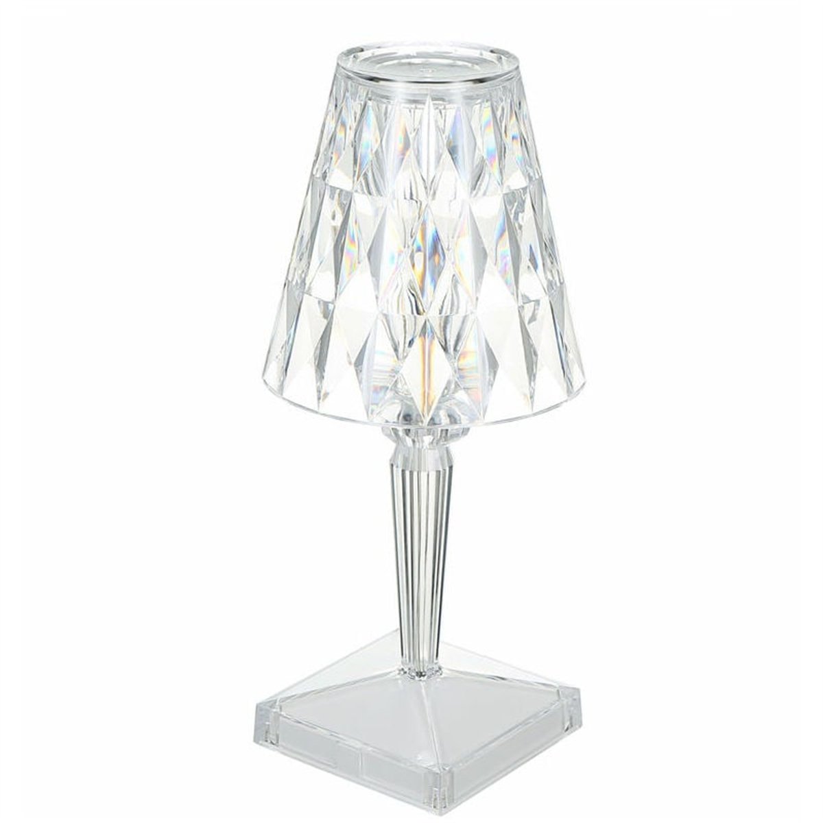 Transparente Kristall-Tischlampe mit rautenförmigem Schirm und quadratischem Sockel.