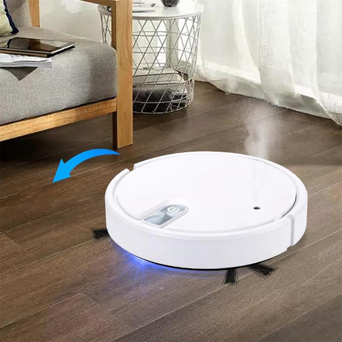 Ein weißer Roboter-Staubsauger auf Holzboden, mit Couch im Hintergrund.