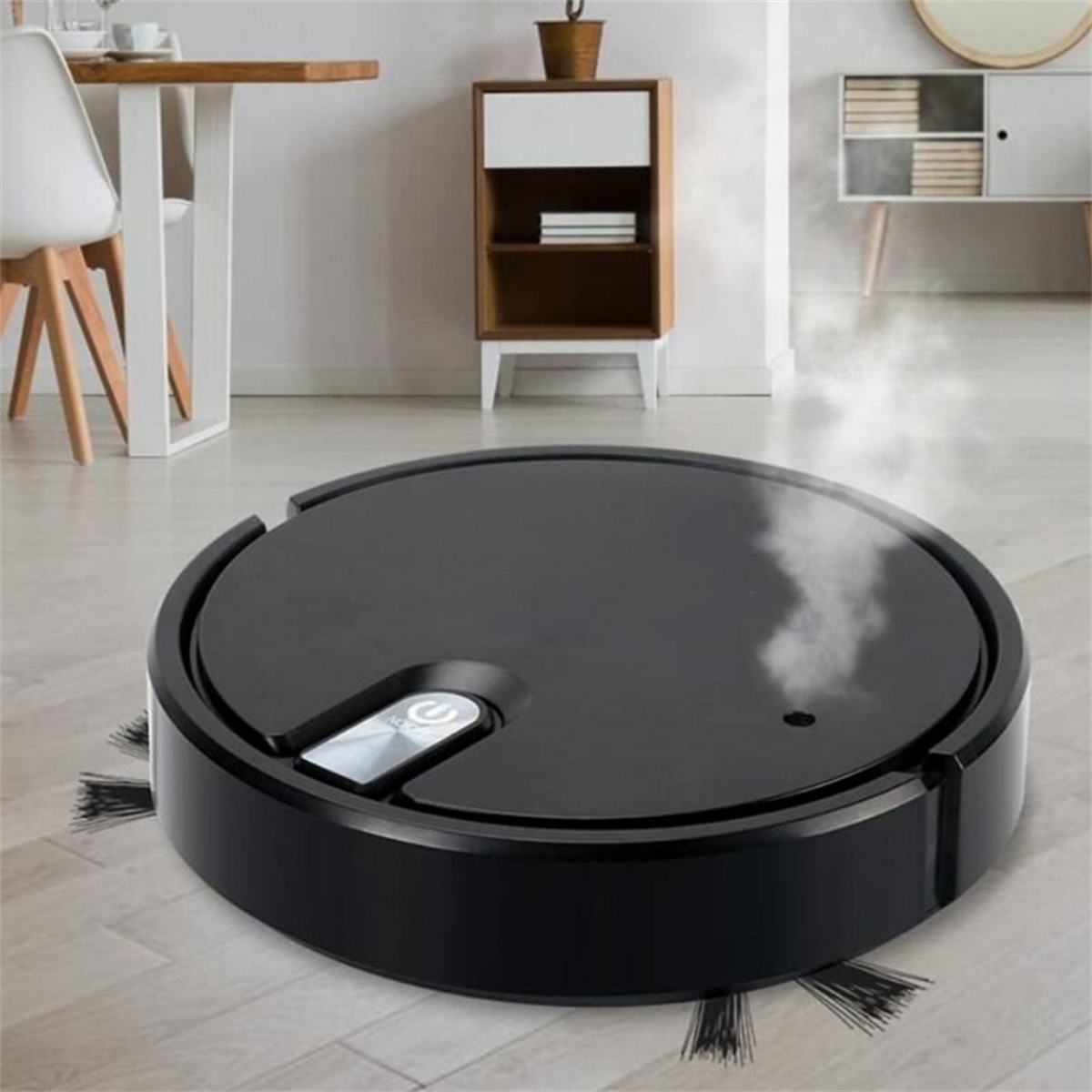 Schwarzer Roboter-Staubsauger auf Holzboden, mit Dampf.