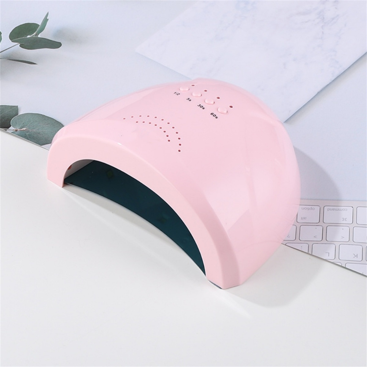 Eine pinkfarbene Nagellampe mit Knöpfen für Zeiteinstellungen und dunklem Innenraum.