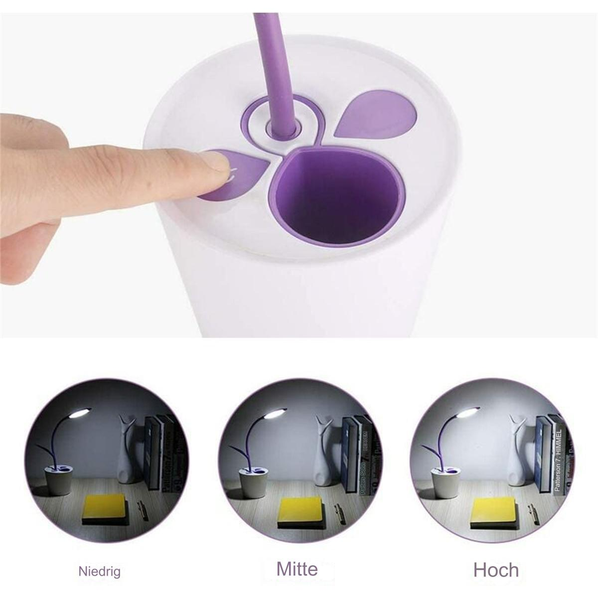Ein Finger berührt eine lila Taste auf einer weißen Schreibtischlampe mit Lichteinstellungen.