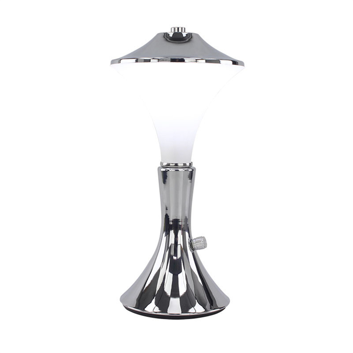 Silberne Lampe mit weißem, kegelförmigem Leuchtenaufsatz und silbernem Sockel.