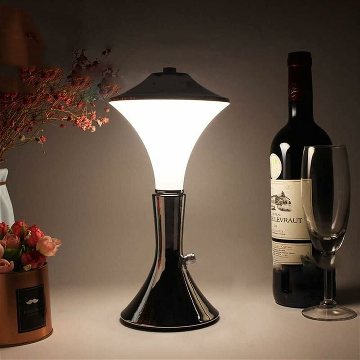 Schwarz-weiße Lampe mit Weinflasche und Glas. Leuchtende Glühbirne. Heller Hintergrund.
