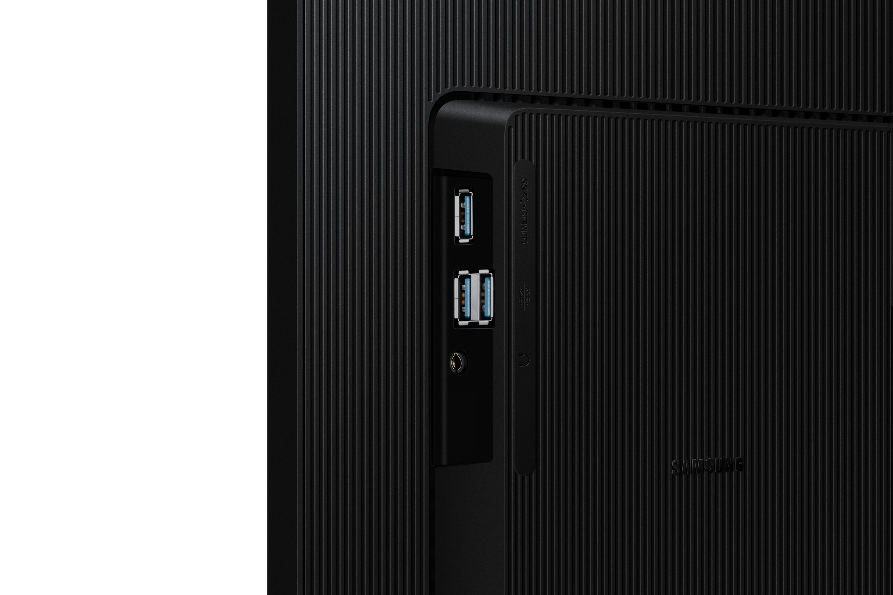 Zbliżenie na tył czarnego monitora z portami USB i innymi połączeniami.