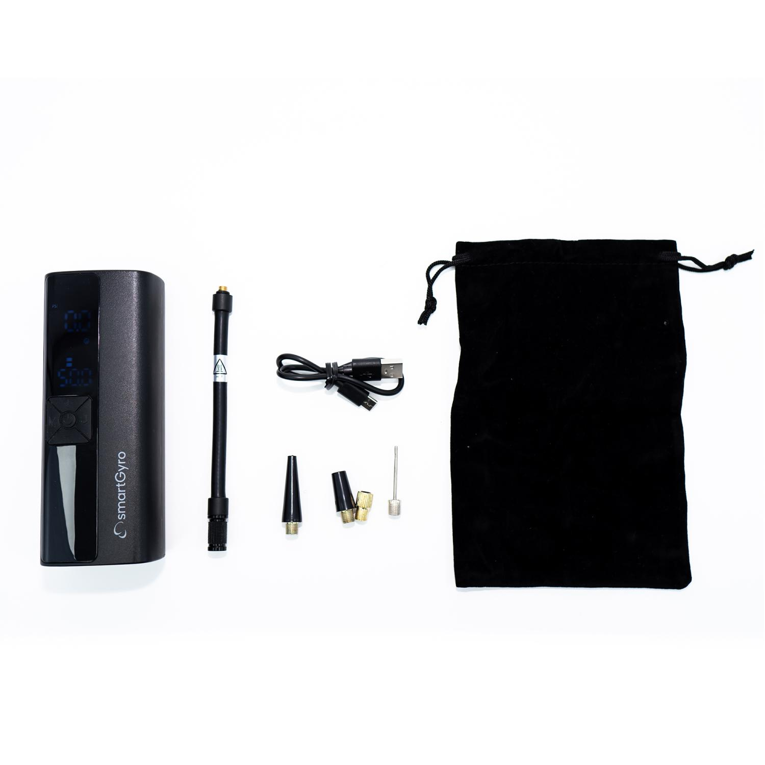 Una bomba de aire smartGyro negra con accesorios: mangueras, adaptadores y una bolsa negra.