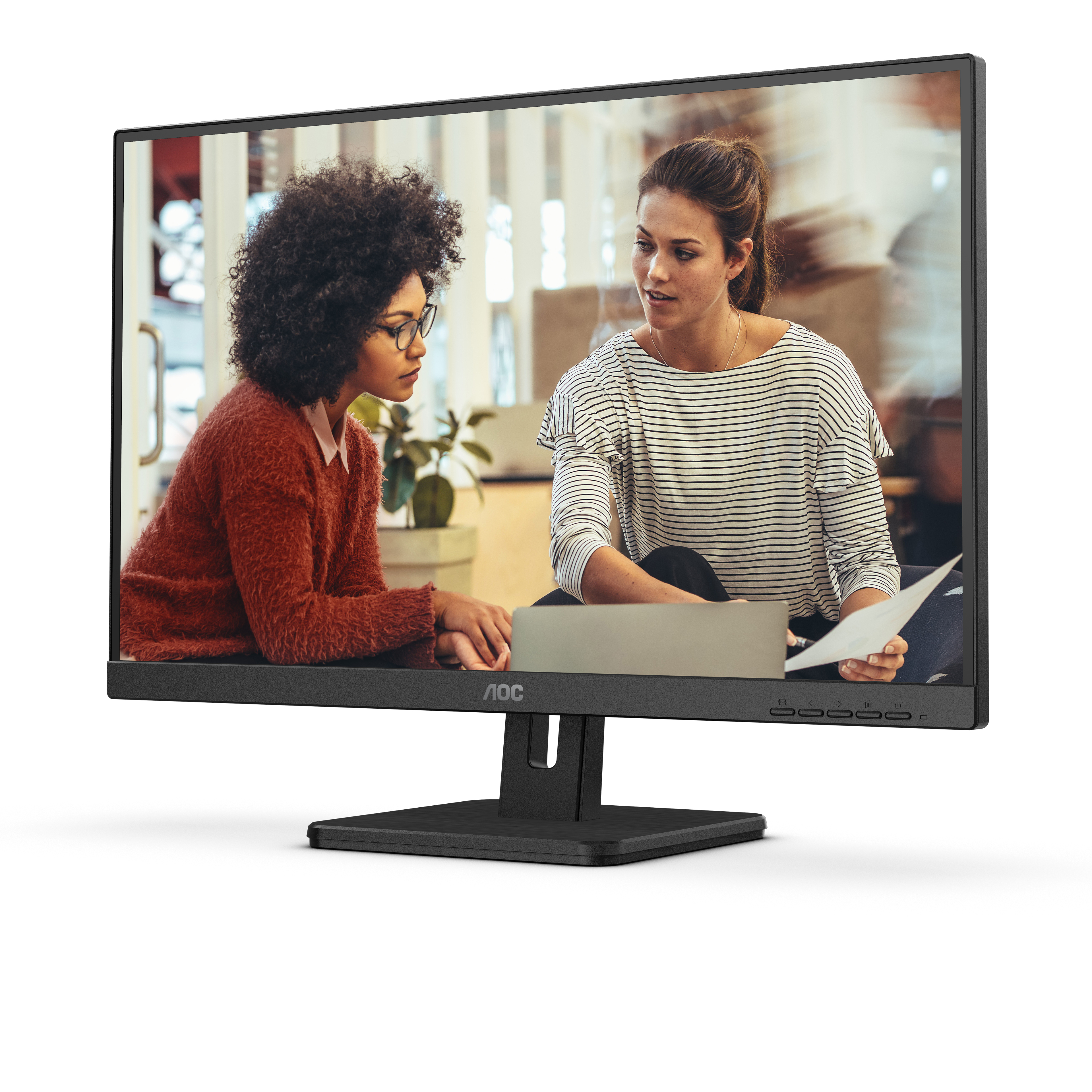 Due donne che guardano documenti visualizzati su un monitor AOC nero.