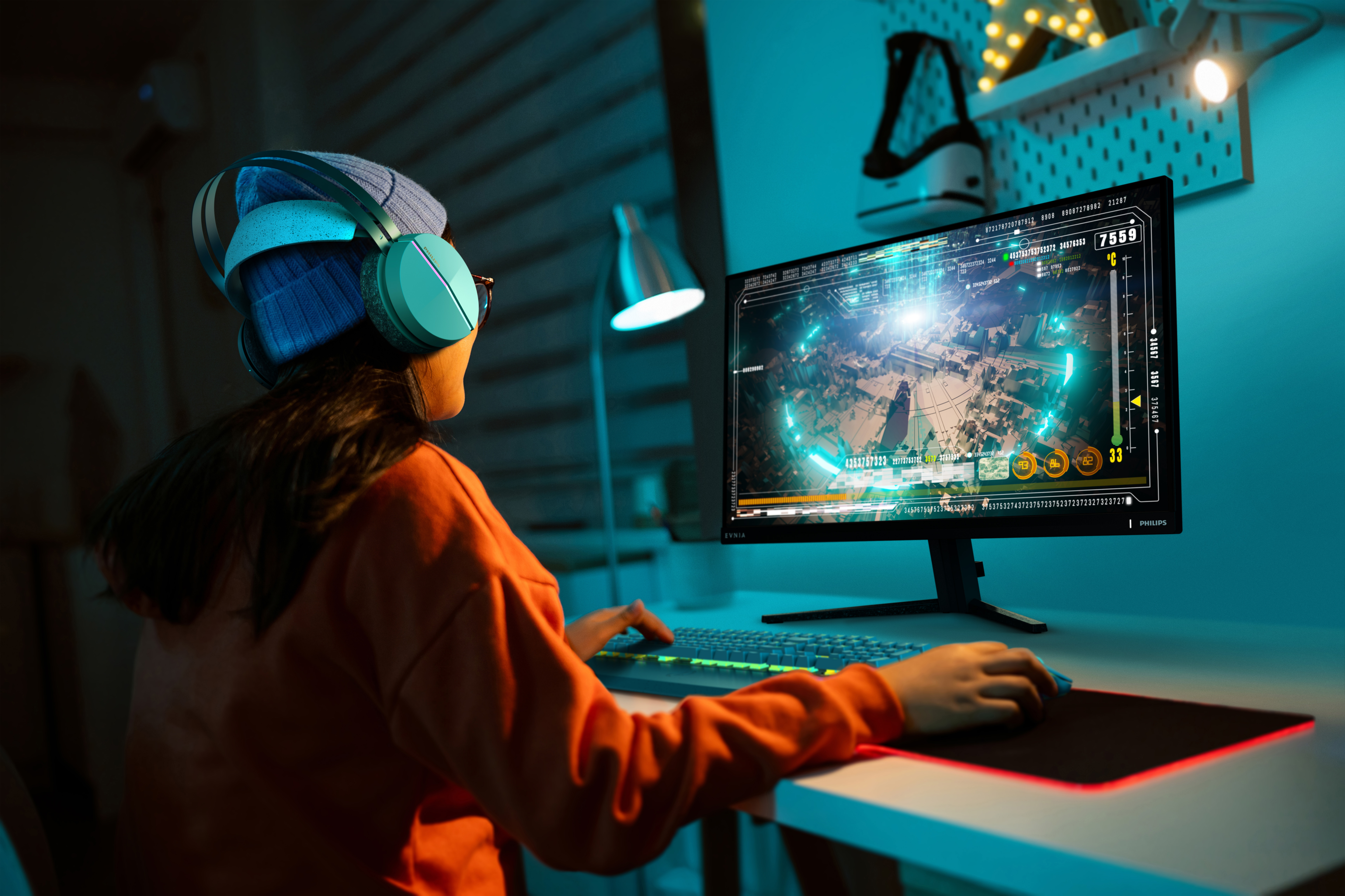 Person spielt ein Spiel auf einem Monitor mit Kopfhörern und einer Maus.