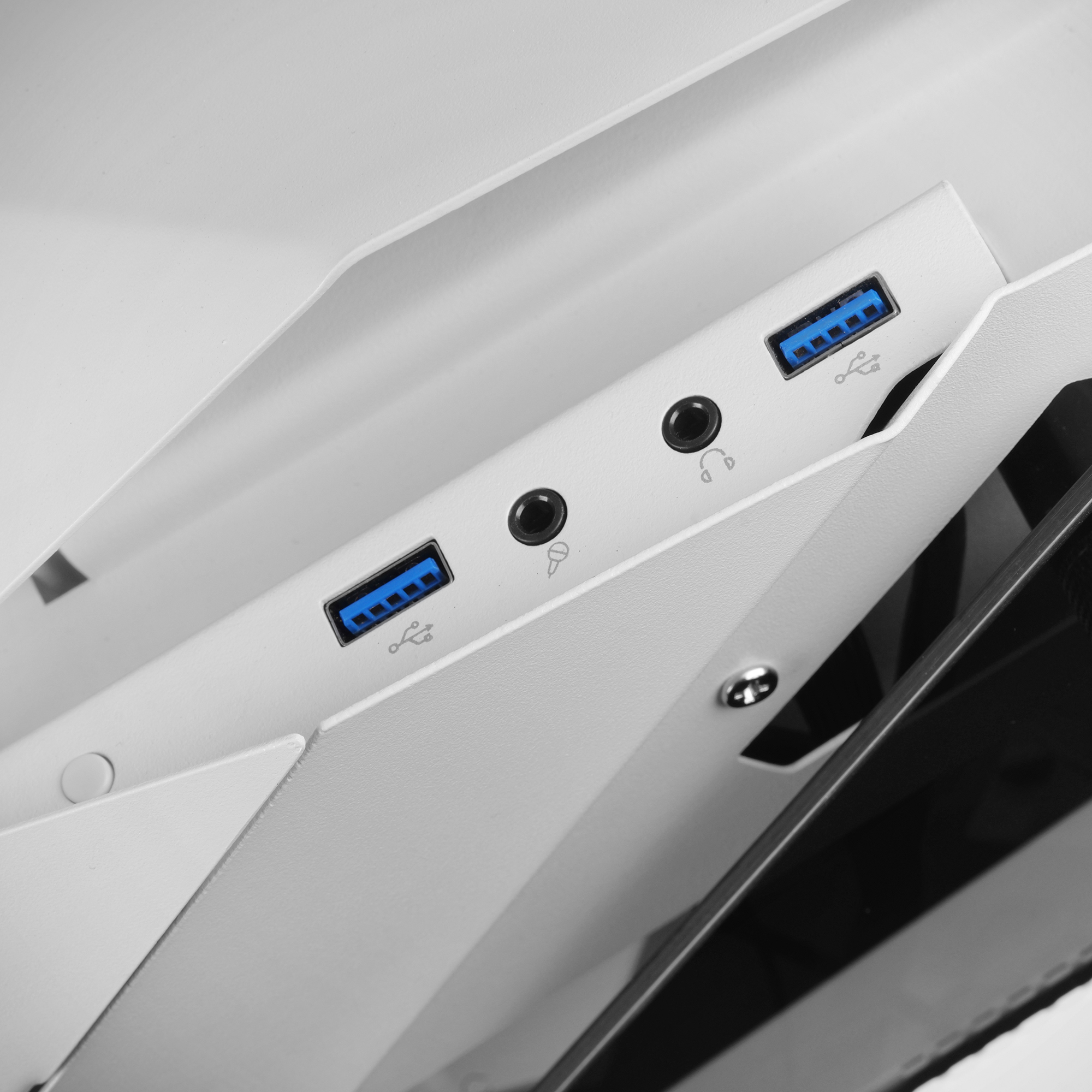 Primo piano di un pannello bianco con porte USB e audio.