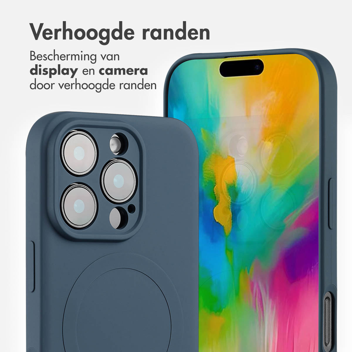 Gros plan sur une coque de téléphone bleue avec une fixation magnétique circulaire, sur fond clair.