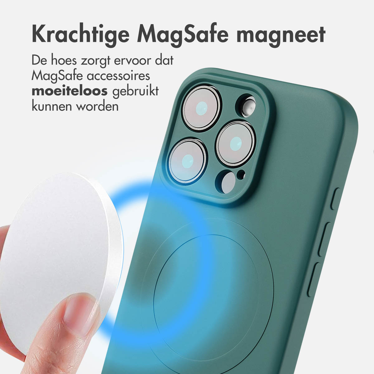 Groene telefoonhoes met een witte MagSafe-oplader wordt vastgehouden. De hoes heeft uitsparingen voor de camera en een ring om op te laden.