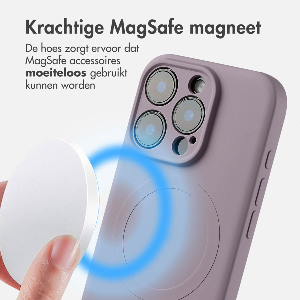 Une coque de téléphone violette avec un aimant MagSafe circulaire et un chargeur MagSafe blanc.