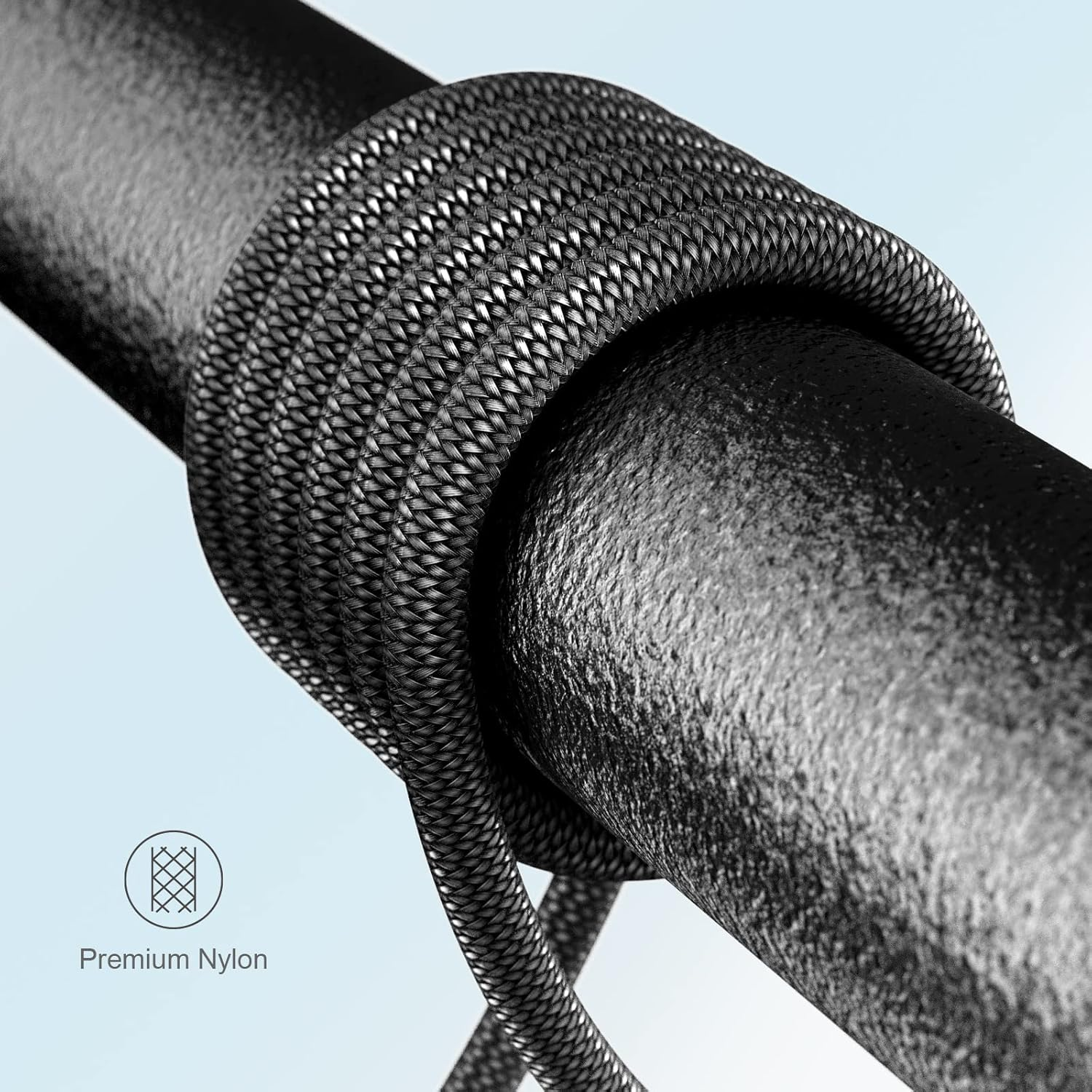 Schwarzes, geflochtenes Nylonkabel, um eine Metallstange gewickelt. Das Kabel hat eine hochwertige Nylonstruktur.