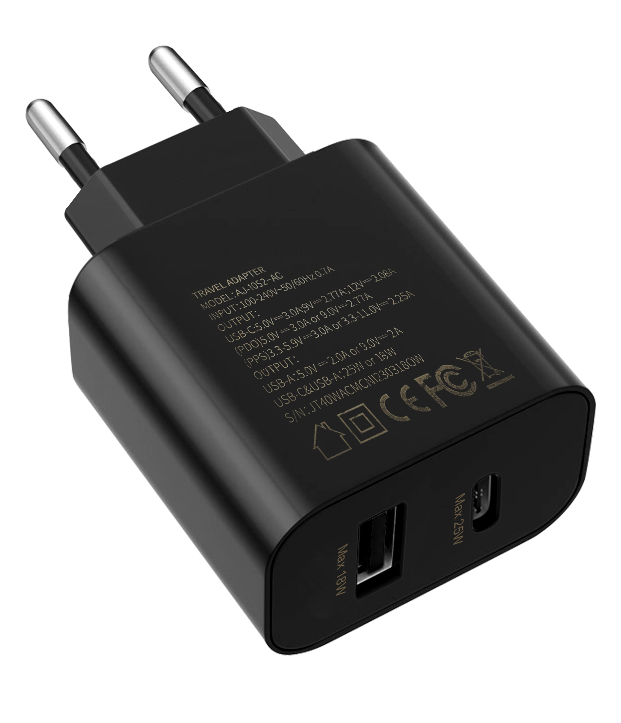 Ein schwarzer Reiseadapter mit zwei USB-Anschlüssen. Er hat ein Etikett.