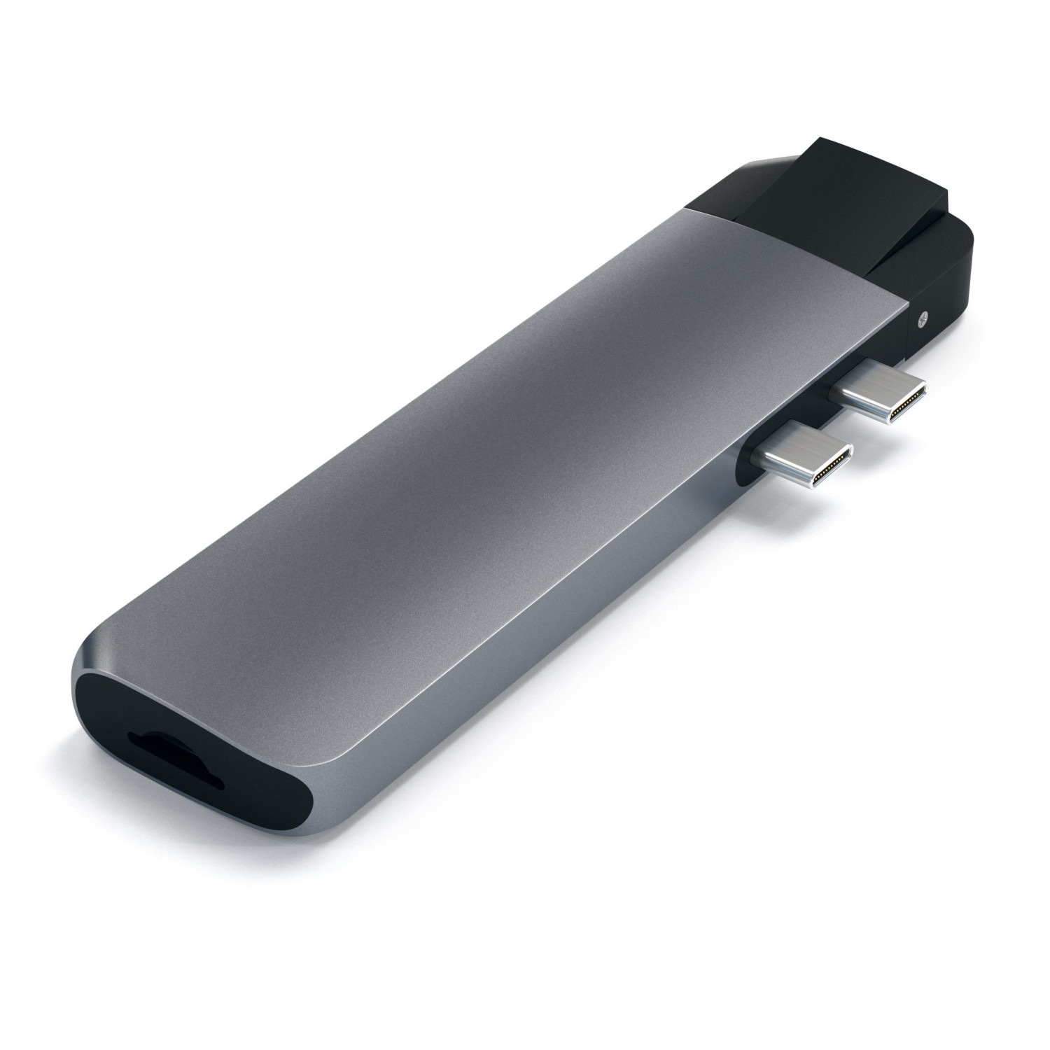 Een zilveren en grijze USB-C hub met meerdere poorten. Het staat op een witte achtergrond en is naar rechts gekanteld.