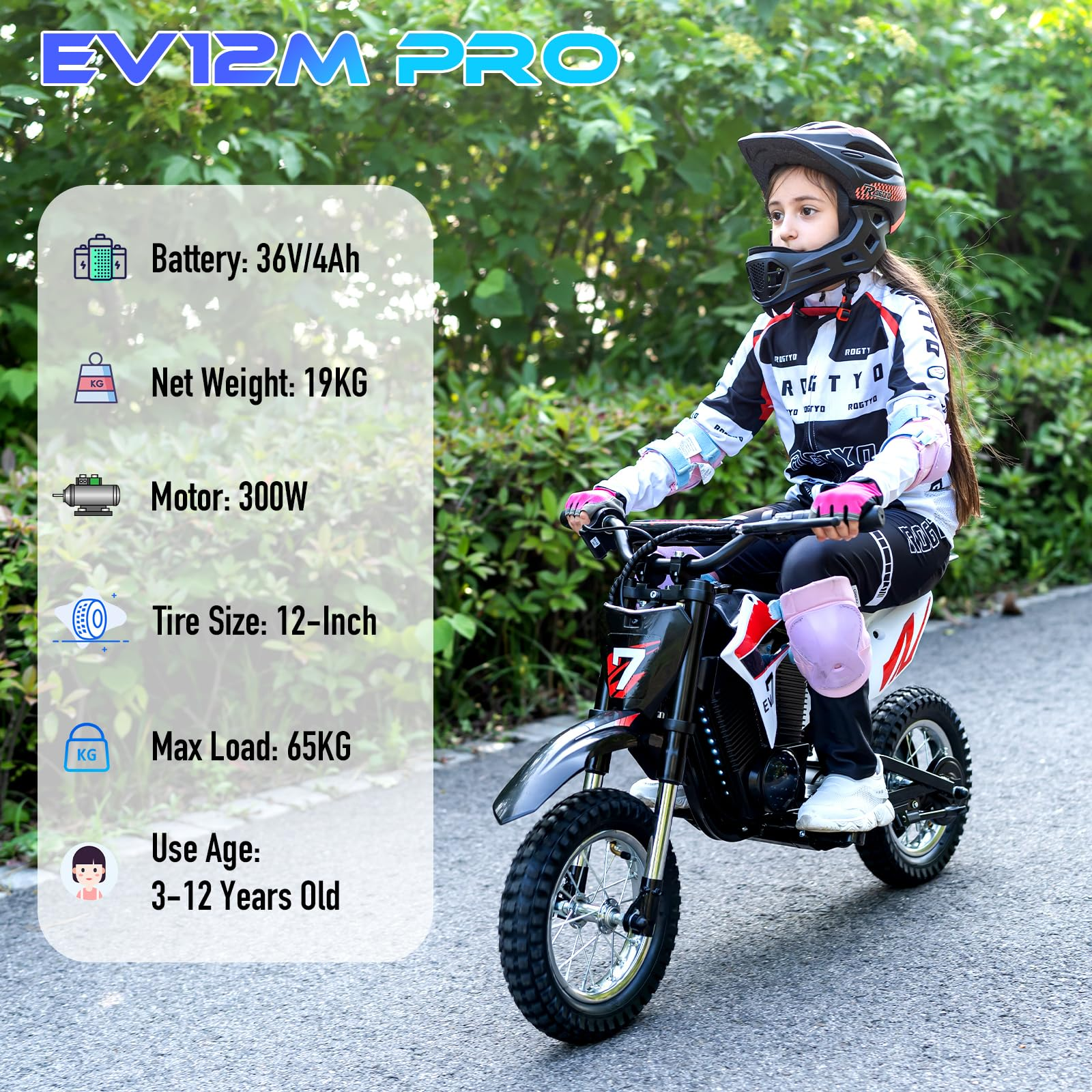 Un giovane motociclista con casco e equipaggiamento completo guida una dirt bike elettrica su una pista sterrata.
