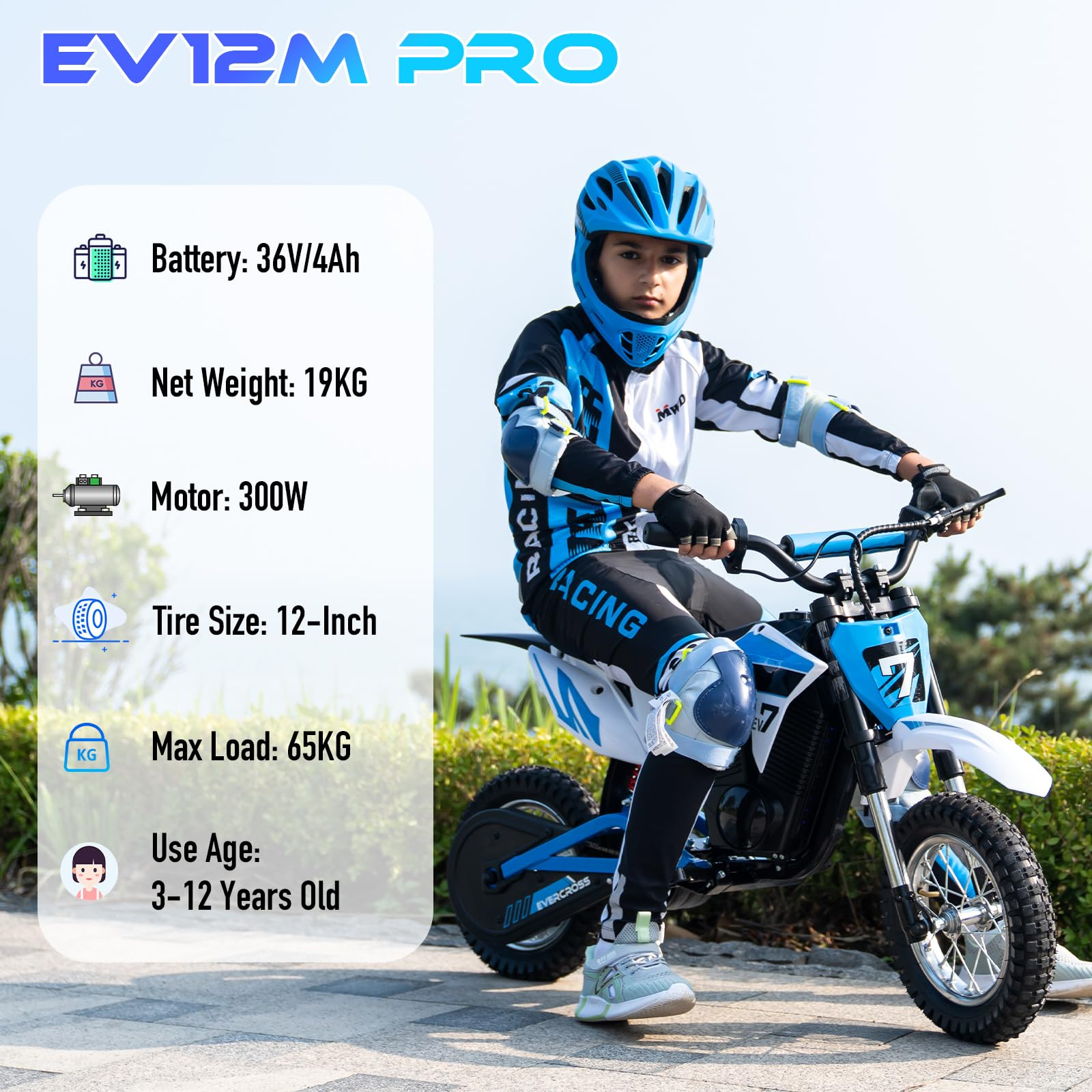 Un bambino con casco e attrezzatura su una moto elettrica blu e bianca, con infografiche.