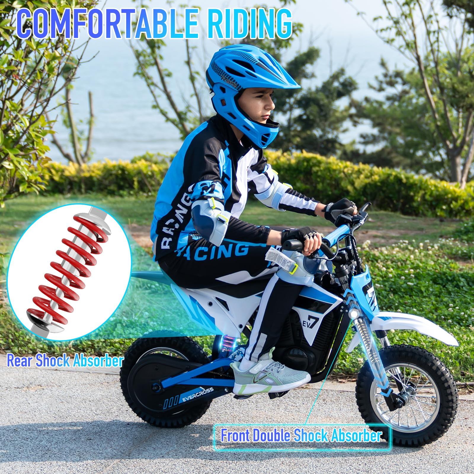 Un bambino su una moto elettrica blu e bianca.