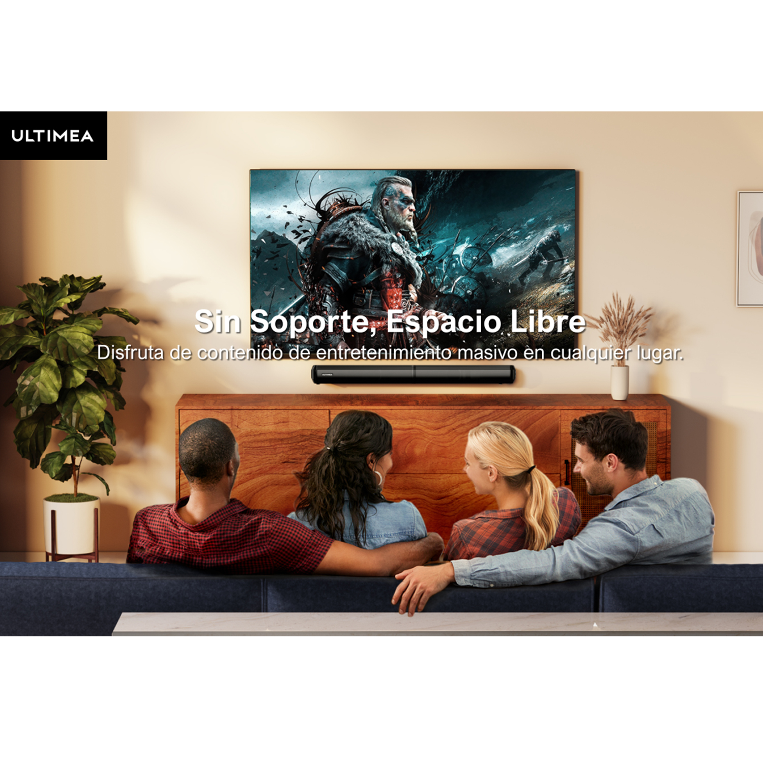 Personas viendo la televisión, con una barra de sonido en un mueble de madera.