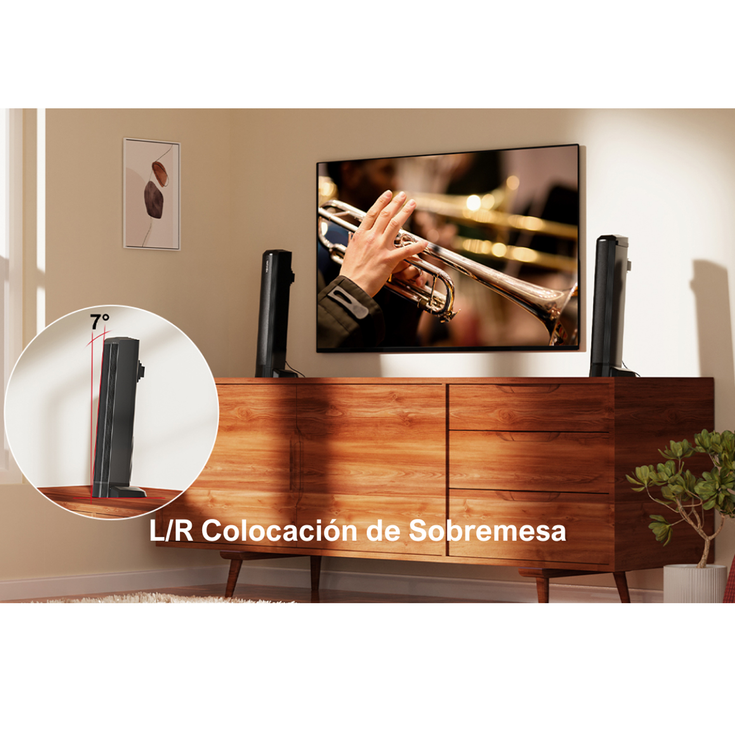 Una habitación muestra un televisor con altavoces y una barra de sonido. Una persona toca la trompeta en la pantalla.