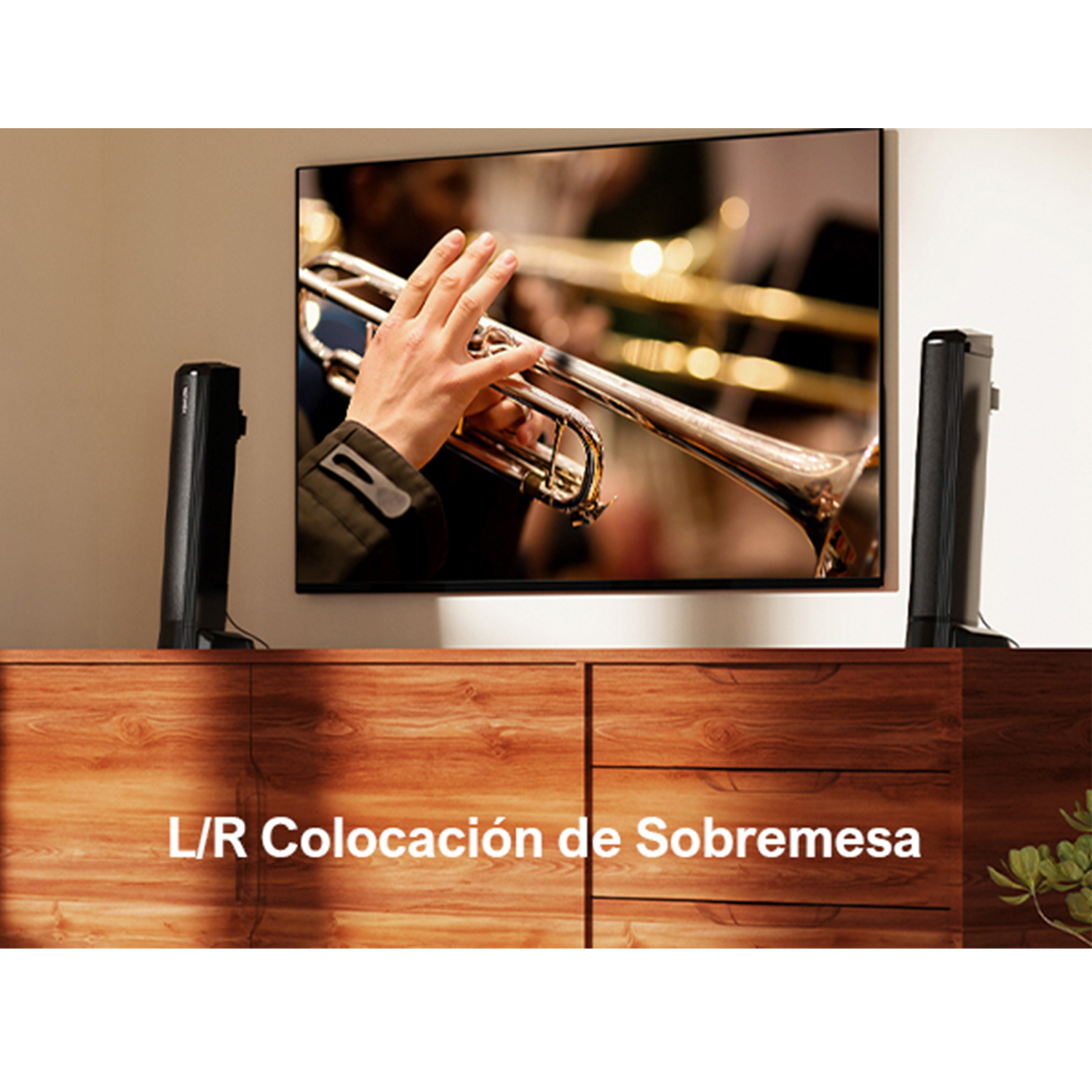 Una pantalla de TV muestra a un trompetista, flanqueado por dos altavoces negros.
