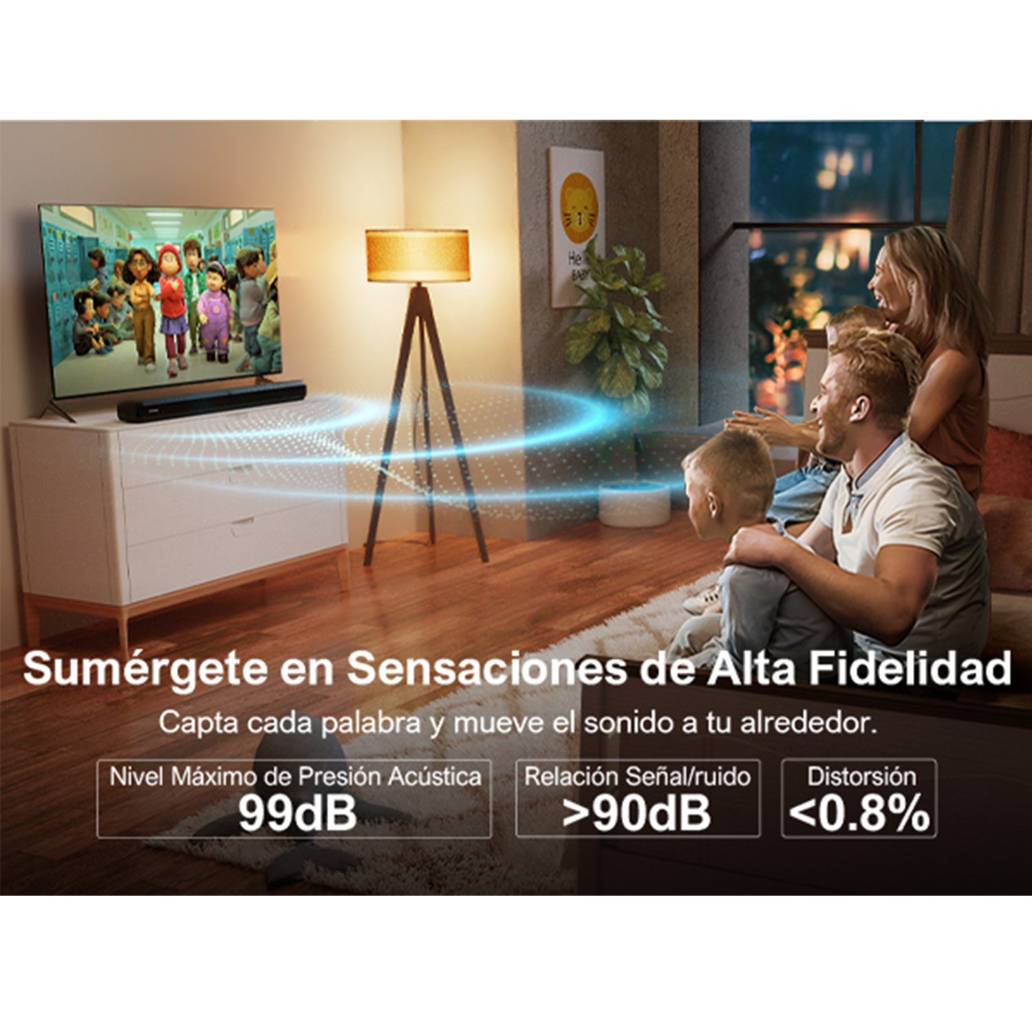 Una familia ve la televisión con una barra de sonido. La habitación tiene una lámpara. El texto dice: Sumérgete en Sensaciones de Alta Fidelidad.